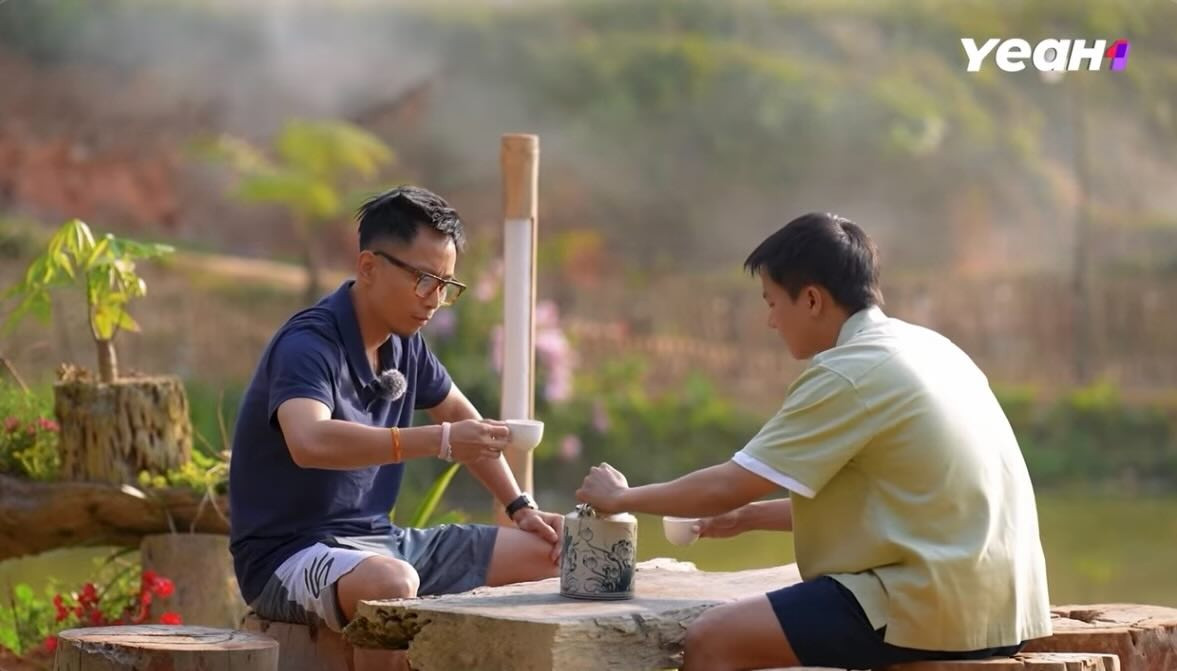 Dáng ngồi trầm ngâm thưởng trà của anh khiến netizen đồng tình "nói không phải trai Bắc là block". Ảnh: BTC.