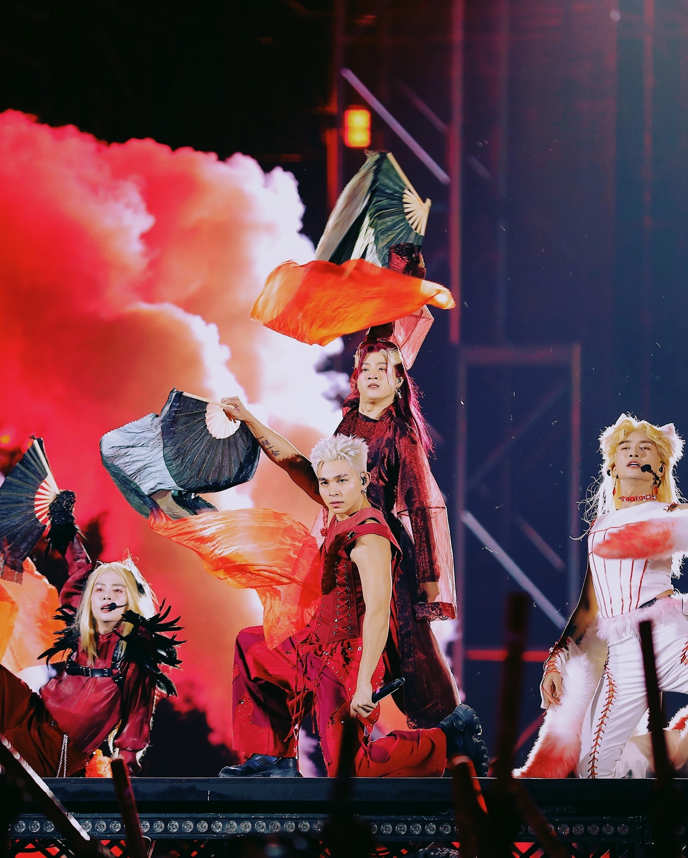 Sân khấu Tình Anh Bán Chiếu tại concert D-2 gây ấn tượng mạnh. Sân khấu Tình Anh Bán Chiếu tại concert D-2 gây ấn tượng mạnh.