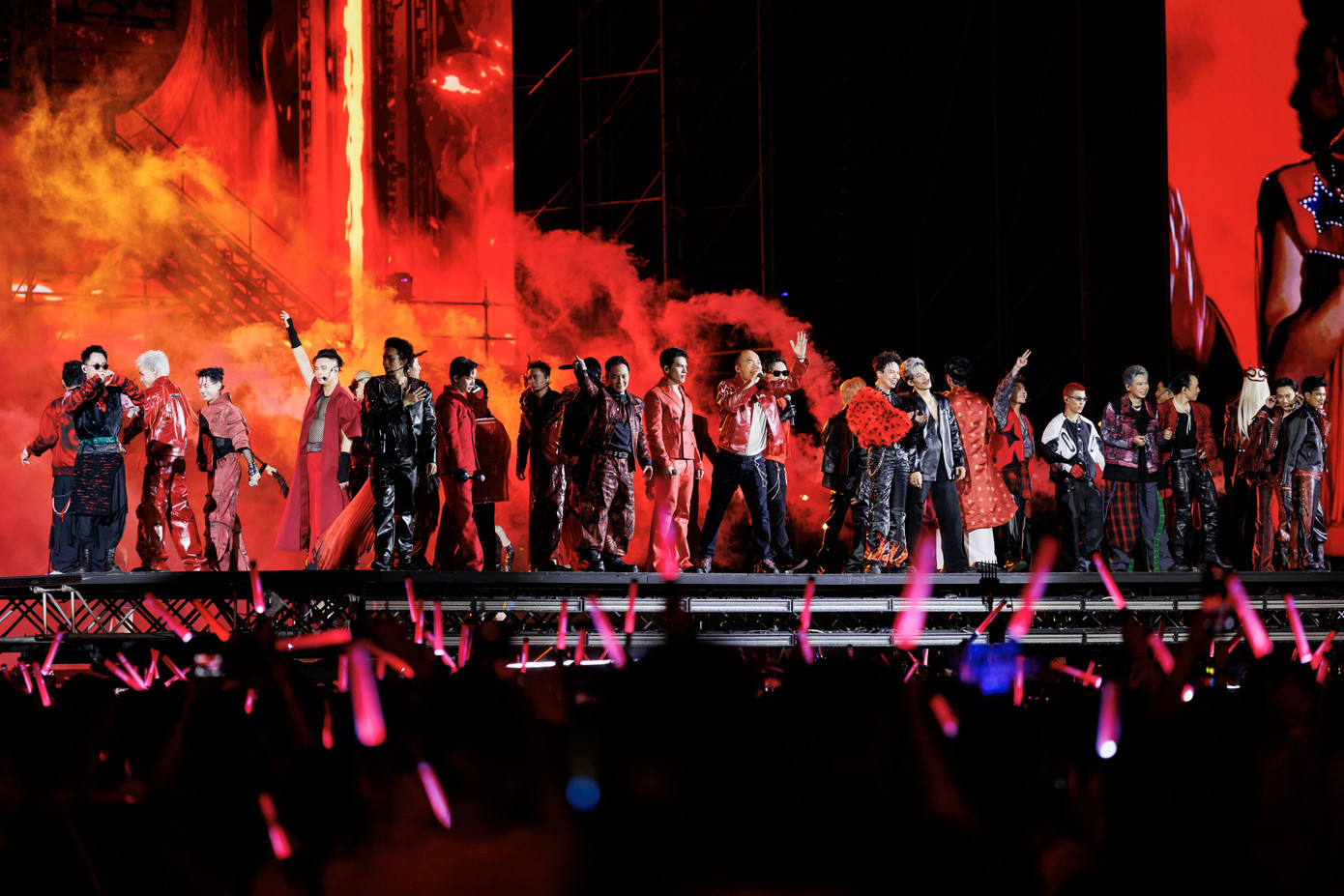 33 anh tài cùng "cháy" trong tiết mục Hỏa Ca. Nguồn: Fanpage chương trình. 33 anh tài cùng "cháy" trong tiết mục Hỏa Ca. Nguồn: Fanpage chương trình.