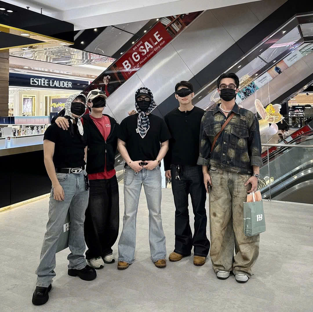 Bức ảnh "bậc thang" của dàn Say Hi tối qua.