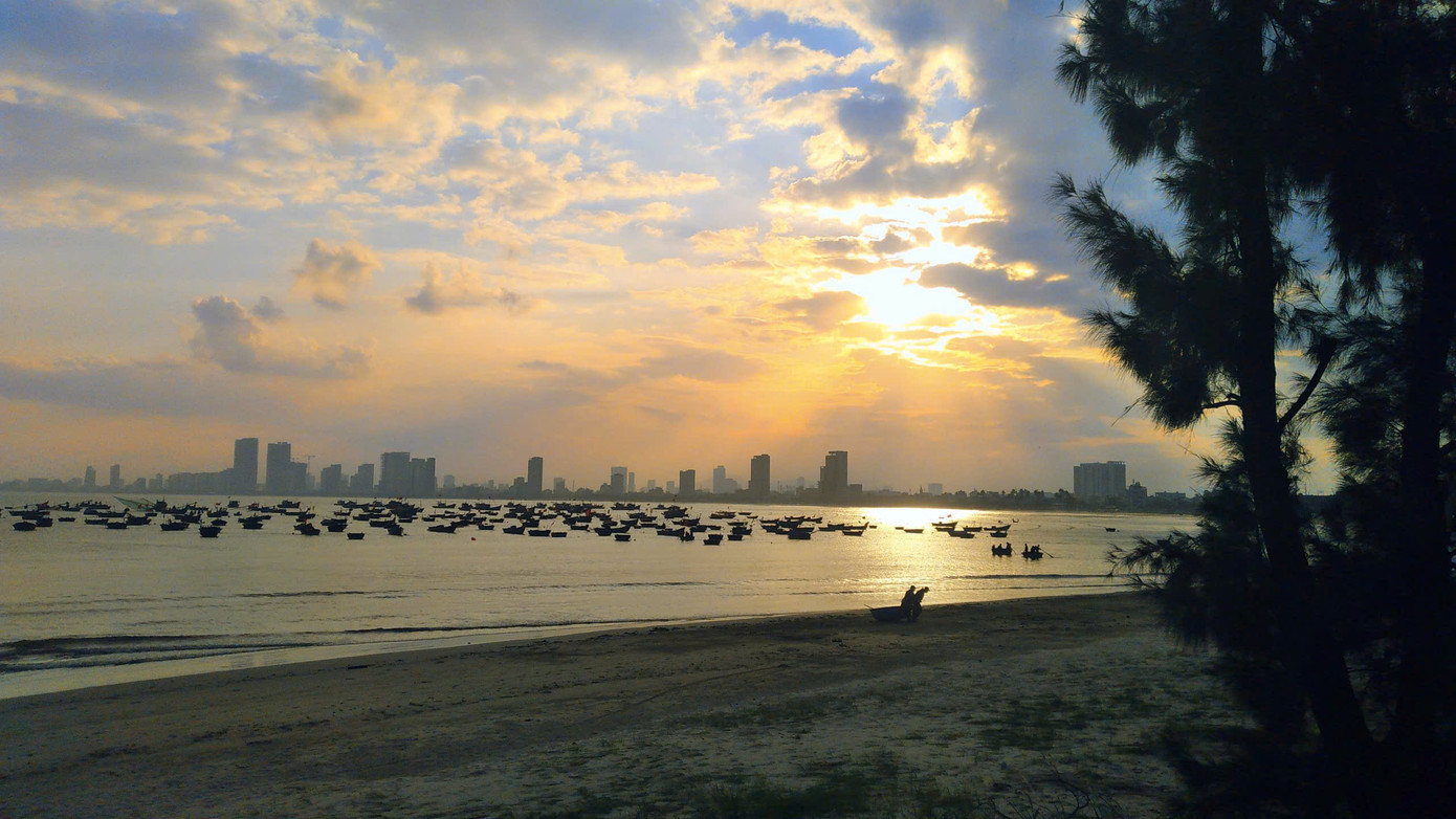 Trên đường lên đỉnh Sơn Trà, bạn cũng có thể dừng chân ghé lại để &quot;chill&quot; cùng hoàng hôn bên bờ biển Mân Thái. Ảnh: Hữu Tùng