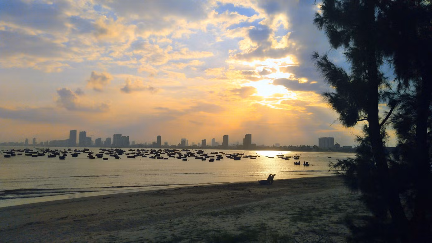 Trên đường lên đỉnh Sơn Trà, bạn cũng có thể dừng chân ghé lại để "chill" cùng hoàng hôn bên bờ biển Mân Thái. Ảnh: Hữu Tùng