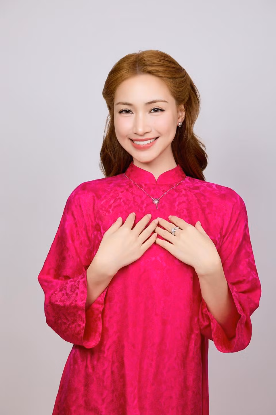 Với lượng fan hùng hậu, việc cô "xuất ngoại" sang Trung Quốc hứa hẹn nhận được sự ủng hộ nhiệt tình từ khán giả lẫn đồng nghiệp. Với lượng fan hùng hậu, việc cô "xuất ngoại" sang Trung Quốc hứa hẹn nhận được sự ủng hộ nhiệt tình từ khán giả lẫn đồng nghiệp.