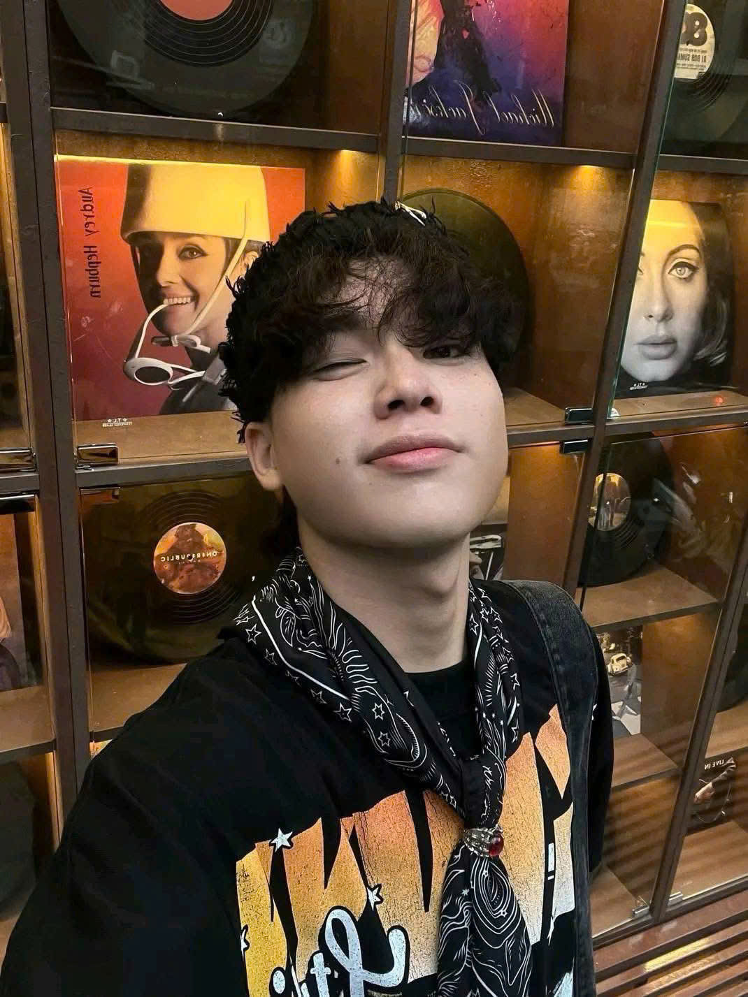 Chàng Tân binh chuộng những bộ cánh mang hơi hướng đường phố. Nguồn: FBNV. Chàng Tân binh chuộng những bộ cánh mang hơi hướng đường phố. Nguồn: FBNV.