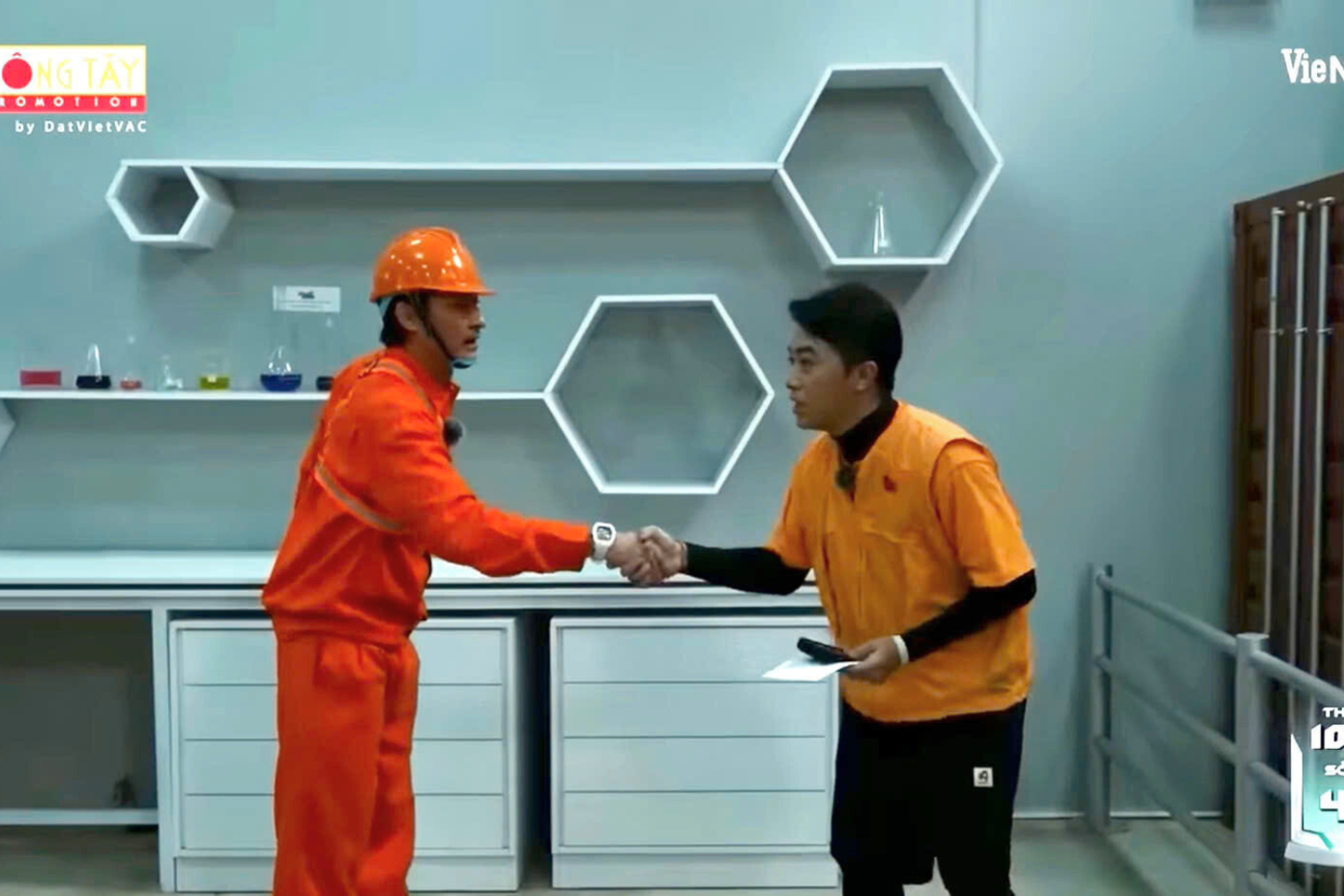 Cris Phan thành công lấy được ổ cứng từ “quái vật sắt” và nhận mật thư từ "điệp viên 008" do Huy Khánh thủ vai.