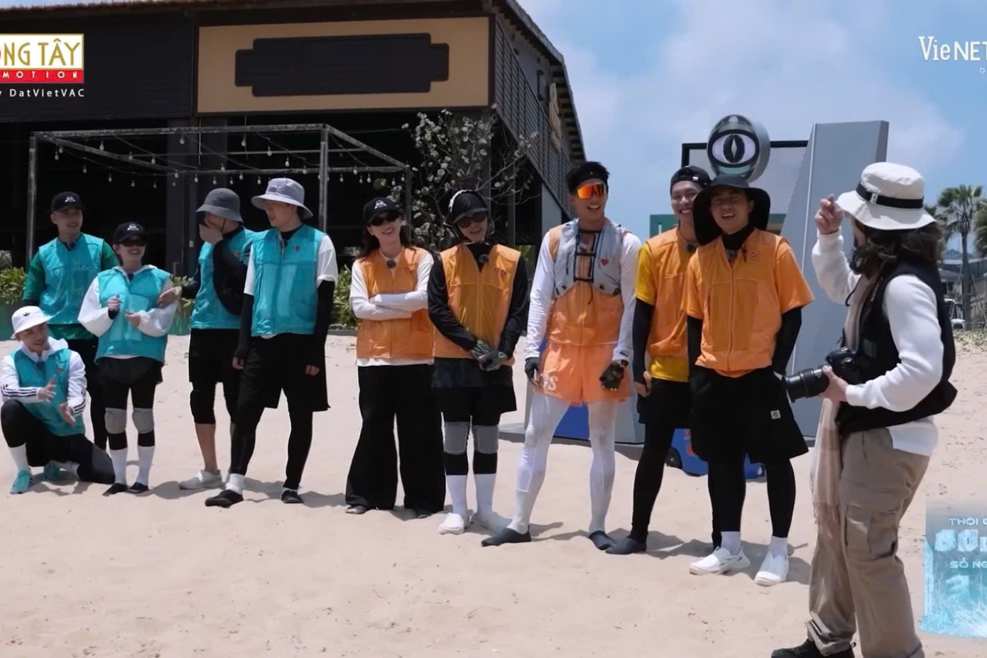 Hai đội chơi “mảng miếng” ê hề với “tội phạm quốc tế” - độc nhãn Huỳnh Lập.