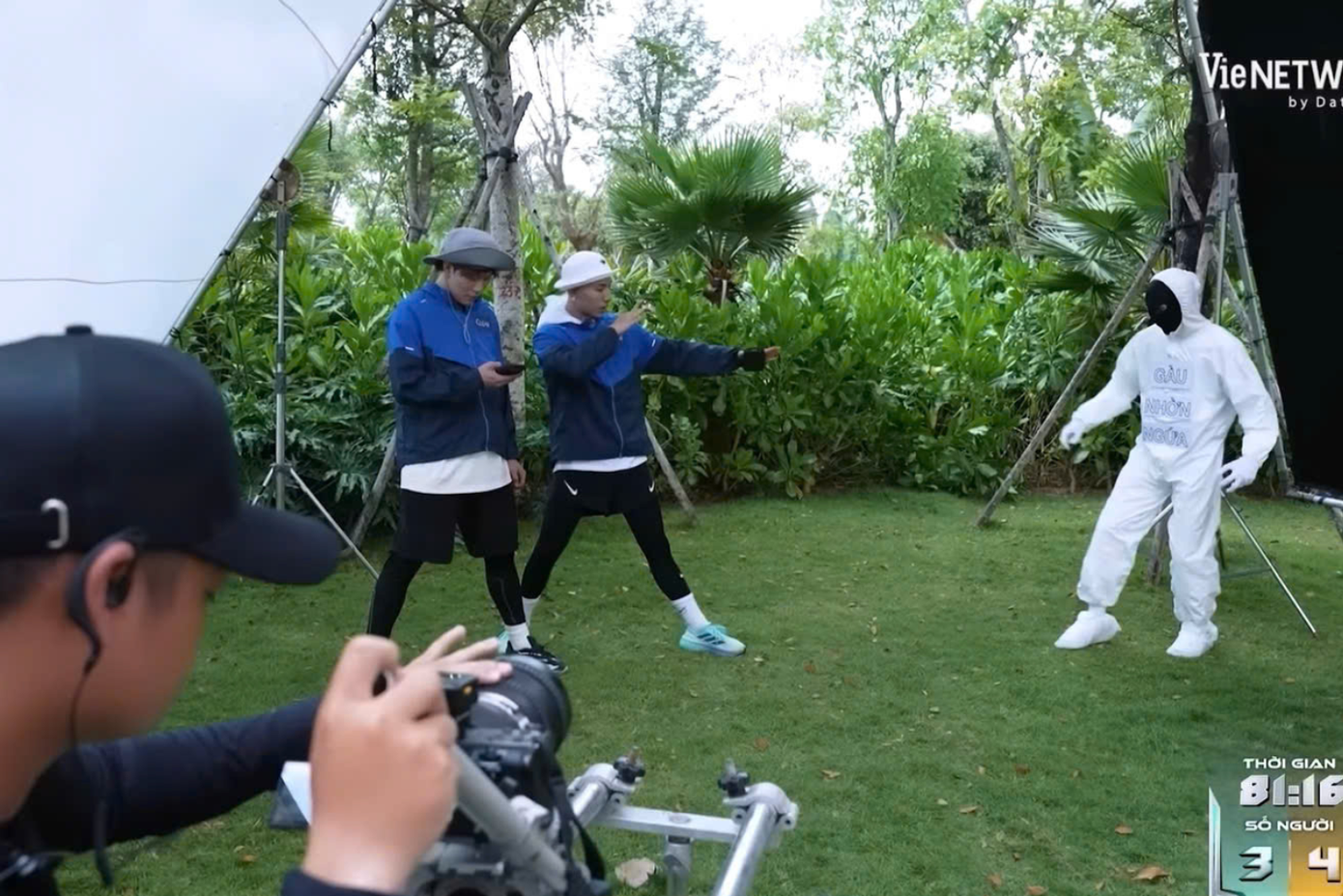 Dương Domic và WEAN nhận đúng nhiệm vụ sở trường, “tươi rói” đóng quảng cáo.