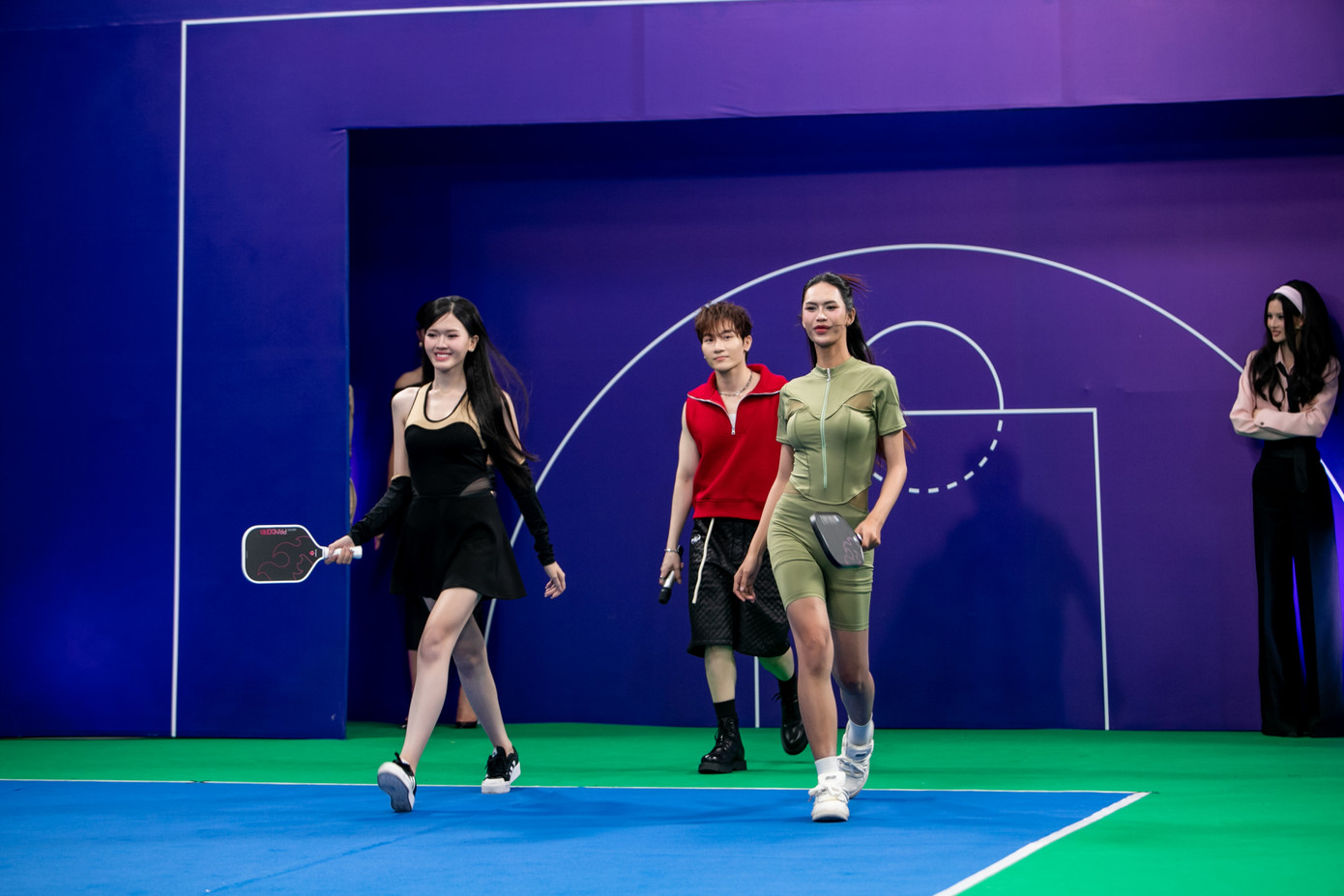 Thử thách phụ tập 3 là catwalk trong trang phục chơi Pickleball với sự đồng hành của "Anh trai" Đỗ Phú Quí. Thử thách phụ tập 3 là catwalk trong trang phục chơi Pickleball với sự đồng hành của "Anh trai" Đỗ Phú Quí.