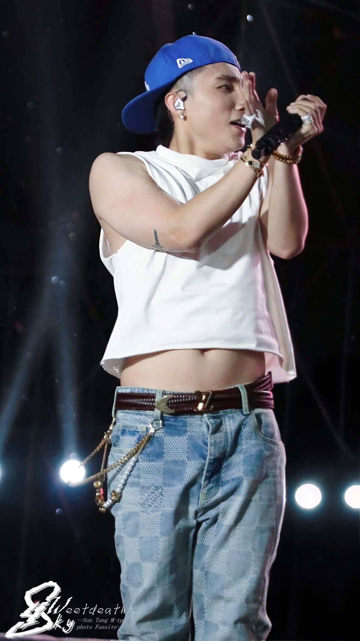 Fansite của Sơn Tùng M-TP công khai loạt ảnh "bụng sữa" cả nam ca sĩ. Nguồn ảnh: fanpage Sweet Death For Sky M-TP’s.