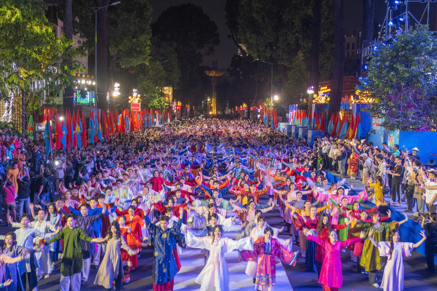 Đêm Đồng diễn Việt phục trên nền nhạc “Một vòng Việt Nam” bởi hàng ngàn bạn trẻ mặc các loại cổ phục Việt. Ảnh: Nguyên Hồng Đêm Đồng diễn Việt phục trên nền nhạc “Một vòng Việt Nam” bởi hàng ngàn bạn trẻ mặc các loại cổ phục Việt. Ảnh: Nguyên Hồng