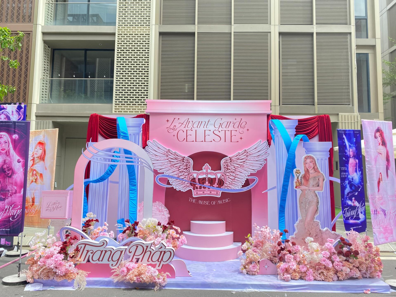 Địa điểm check-in của Chị Đẹp "tóc hồng" Trang Pháp tràn ngập hoa, tạo nên không gian cực "bánh bèo" nhưng đầy ngọt ngào. FC chia sẻ với ý nghĩa: "Booth là biểu tượng của những người phụ nữ mạnh mẽ, dám bứt phá, vượt qua ranh giới và định nghĩa lại sự tỏa sáng". Ảnh: Threads @willankun