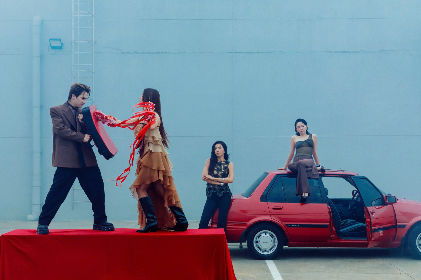 Dàn cameo là các Anh Tài, Chị Đẹp "tuyệt đối điện ảnh" góp mặt trong MV lần này: Tóc Tiên, Minh Tú, Bùi Lan Hương, Ái Phương, MisThy và Duy Khánh.