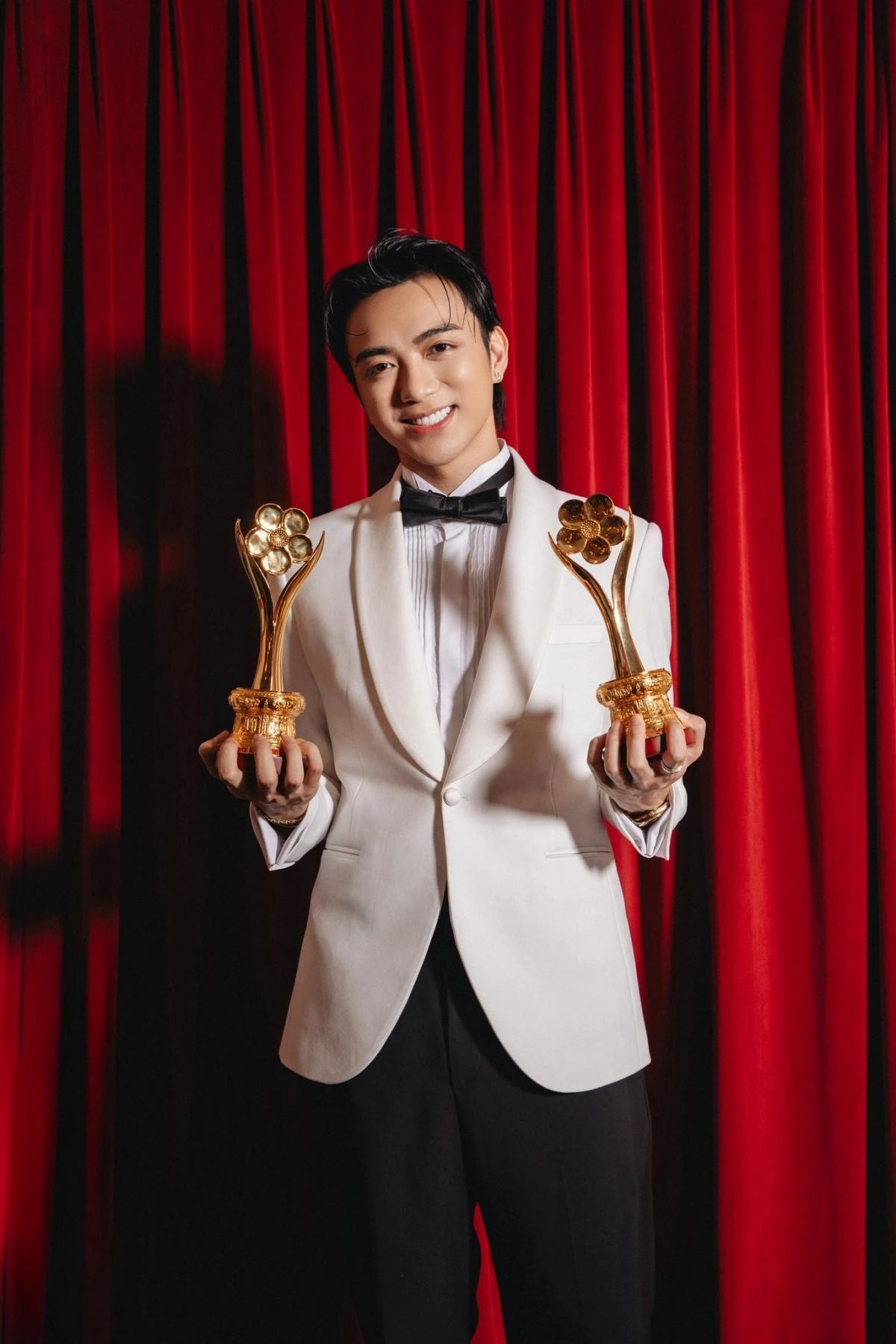 Kho giải thưởng đồ sộ là những chứng nhận thành tích của Soobin. Kho giải thưởng đồ sộ là những chứng nhận thành tích của Soobin.