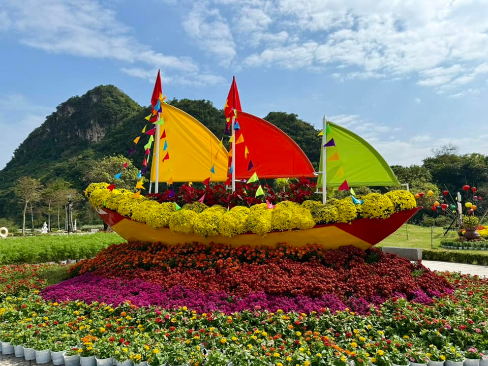 Chiếc thuyền nhỏ chở cả mùa Xuân. Ảnh: FB Moon Black