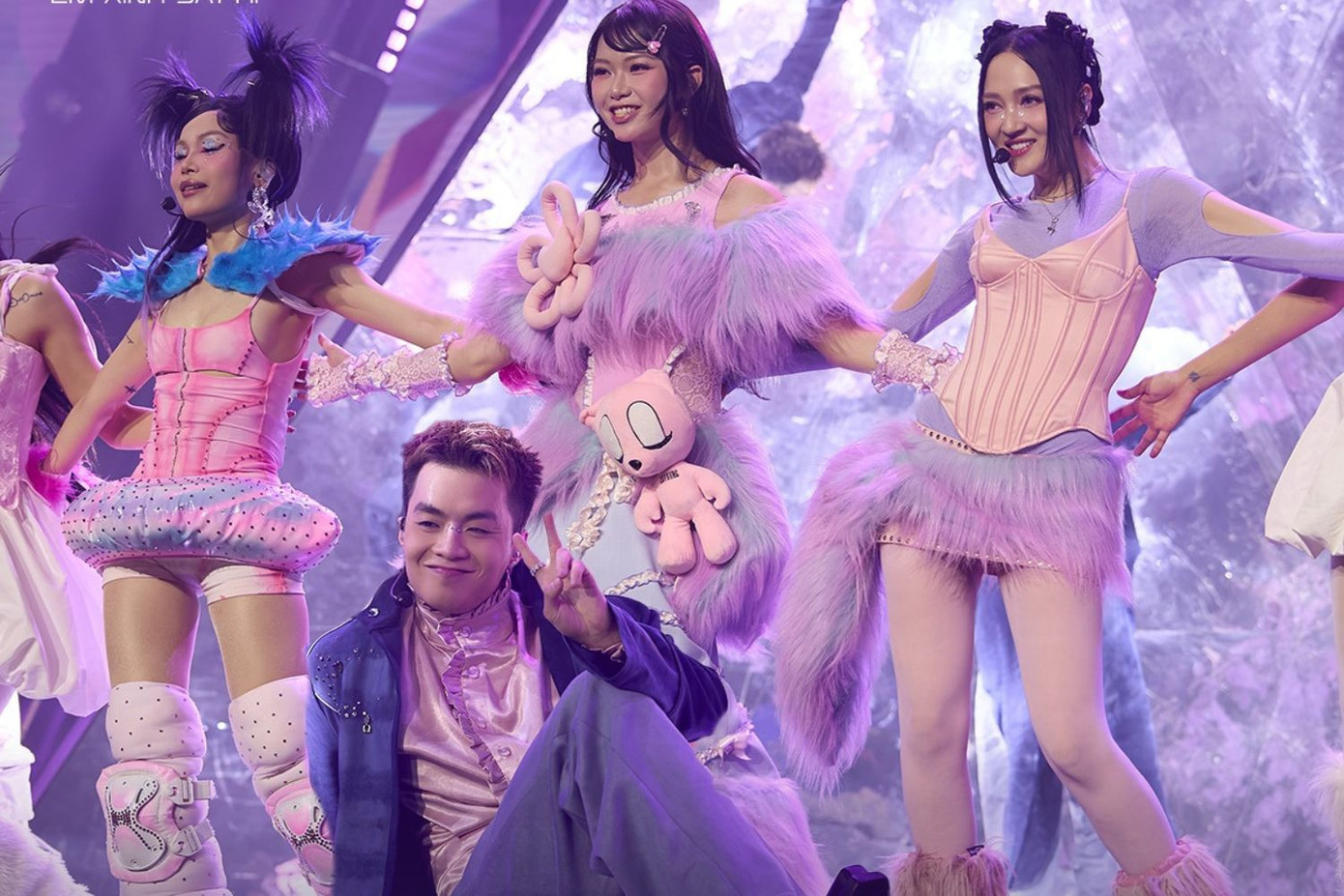 Netizen thích thú với hình tượng “hoàng tử bé” của NEGAV trong ca khúc Perfect.