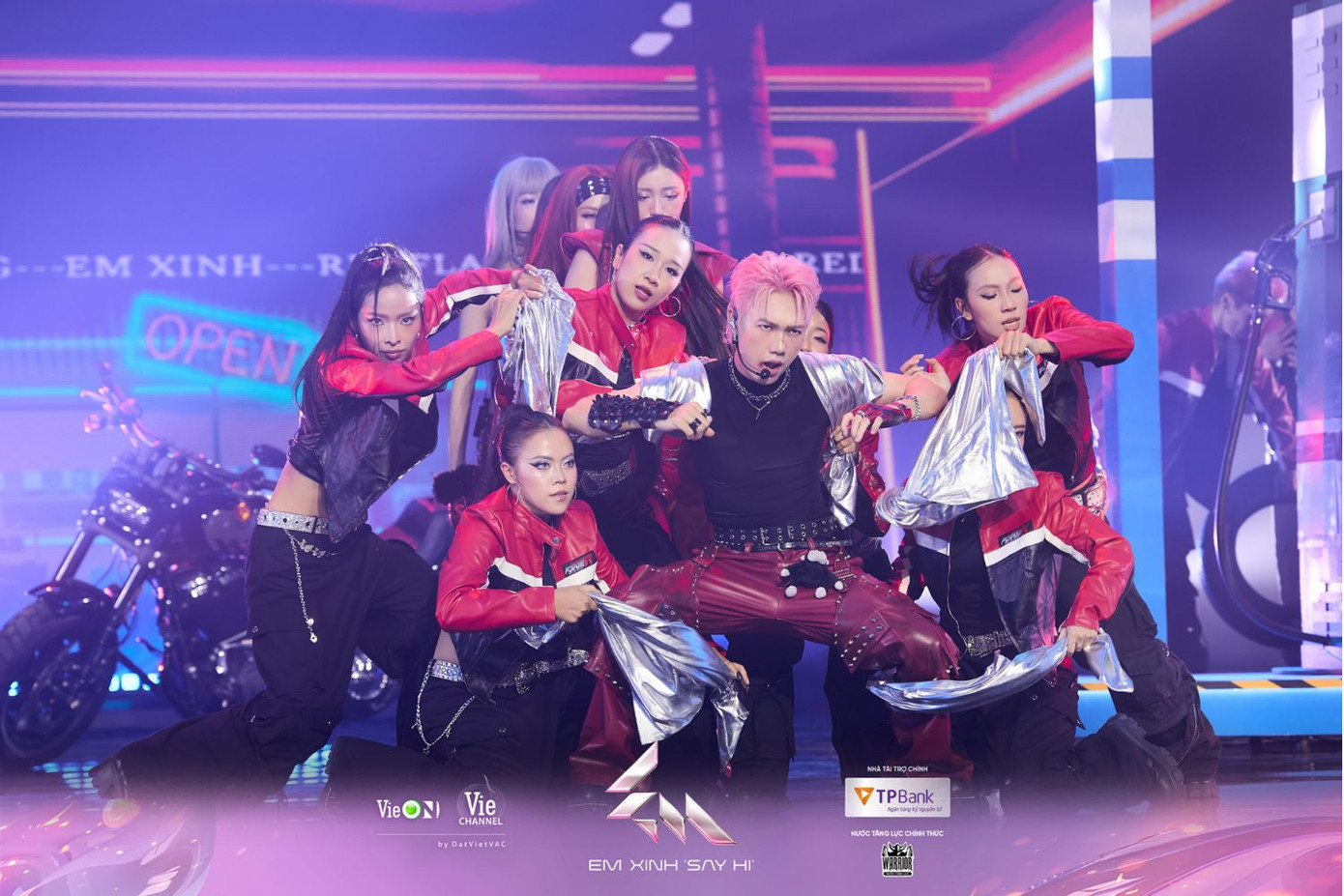 “Anh trai” JSOL đem kỷ niệm về Love Sand lên sân khấu Em Xinh “Say Hi”.