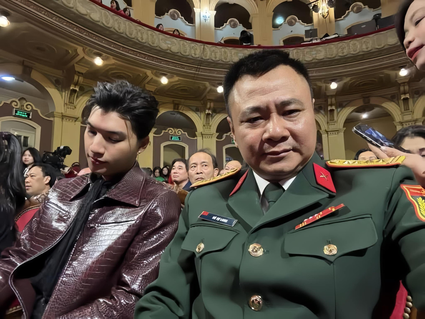 NSND Tự Long và HIEUTHUHAI ngồi cạnh nhau tại buổi lễ. NSND Tự Long và HIEUTHUHAI ngồi cạnh nhau tại buổi lễ.