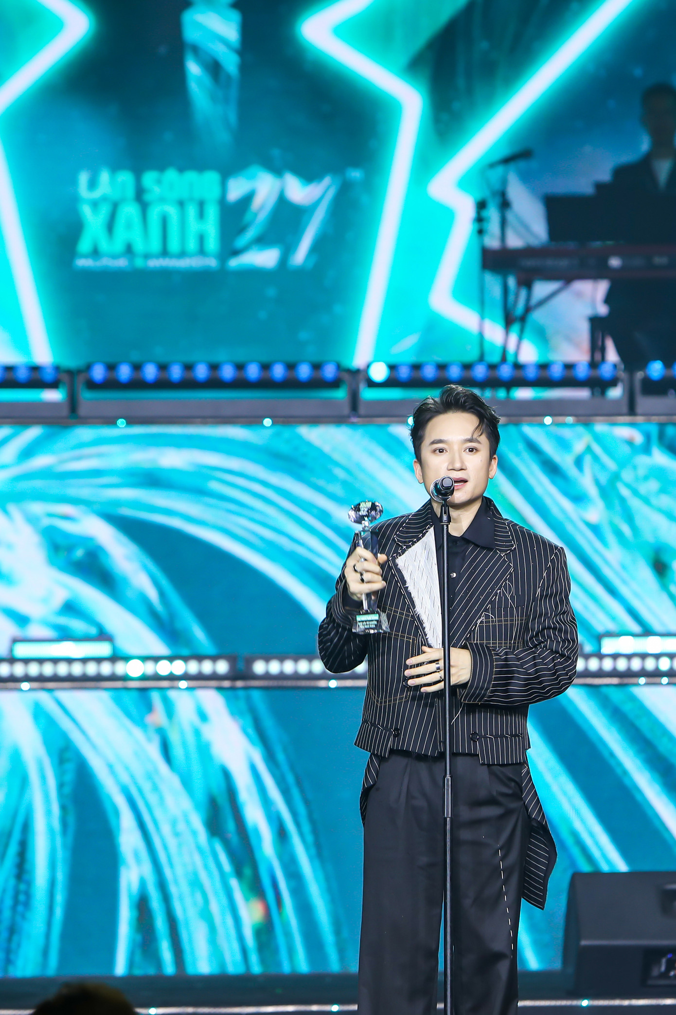 Phan Mạnh Quỳnh chiếm trọn cảm tình của người yêu nhạc trên radio với Sau Lời Từ Khước. Phan Mạnh Quỳnh chiếm trọn cảm tình của người yêu nhạc trên radio với Sau Lời Từ Khước.