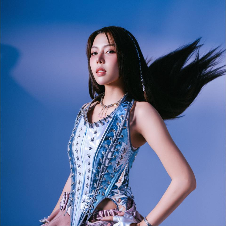 Trong khi đó, Muộii là một trong những cái tên tân binh đang được trao "ngôi sao hi vọng" sau màn hát live nốt cao viral tại buổi ra mắt.