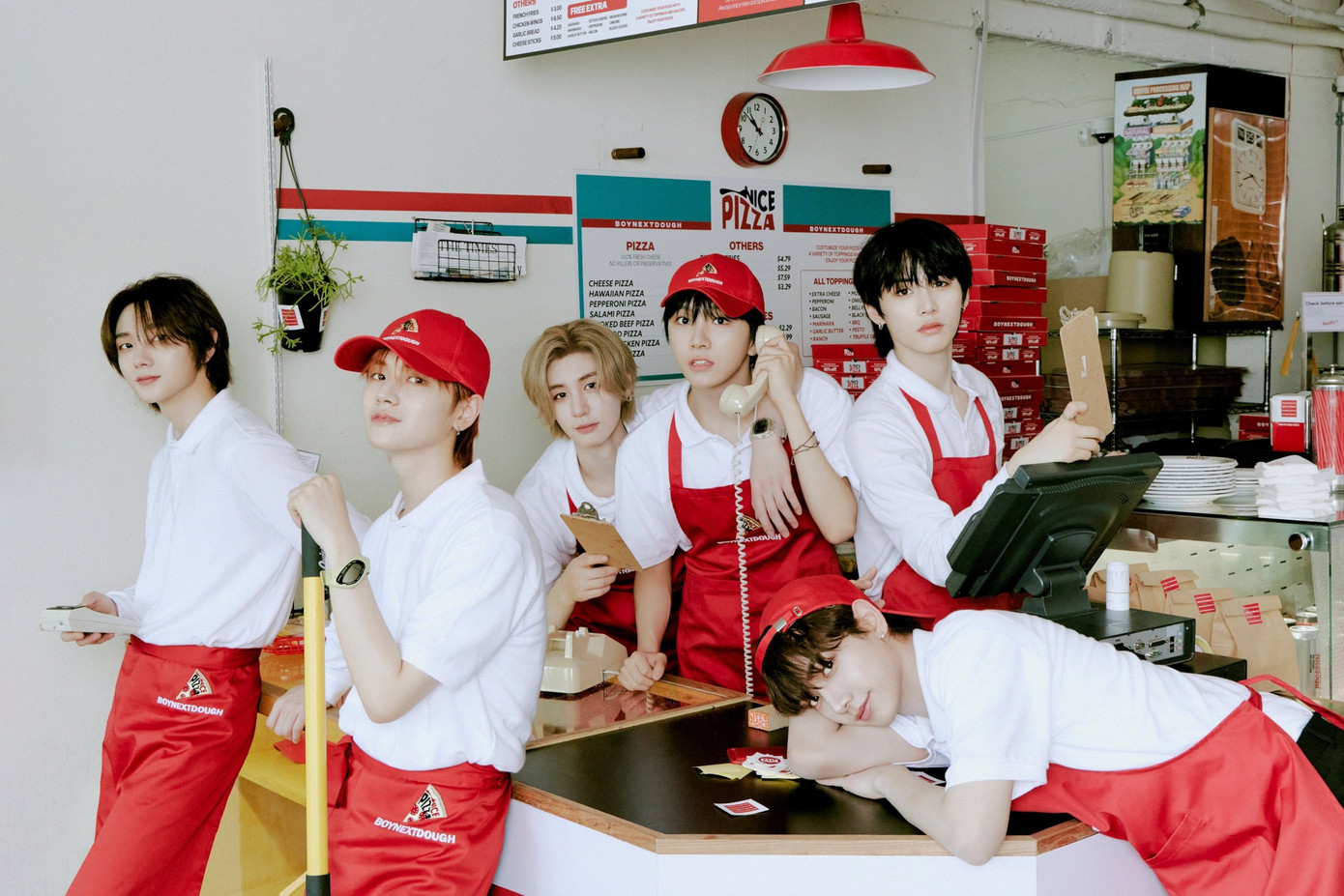 6 đại diện của gen 5 K-Pop mang vibe "tình đầu" được nhiều khán giả yêu mến.