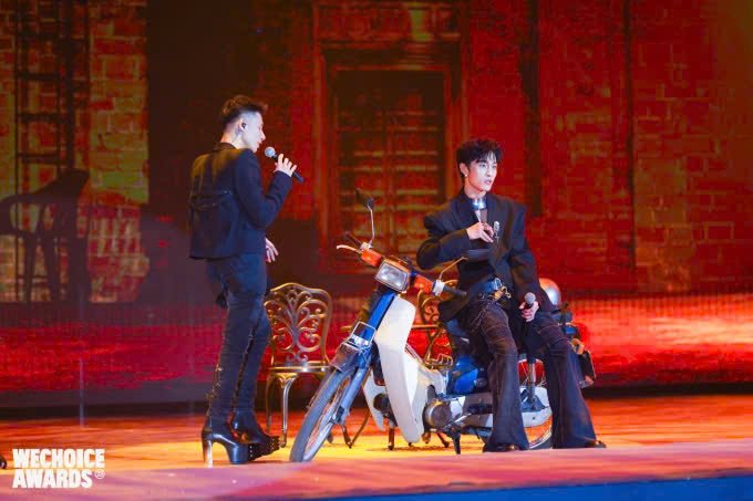 Cả hai từng cùng nhau trình diễn trên một sân khấu. Cả hai từng cùng nhau trình diễn trên một sân khấu.