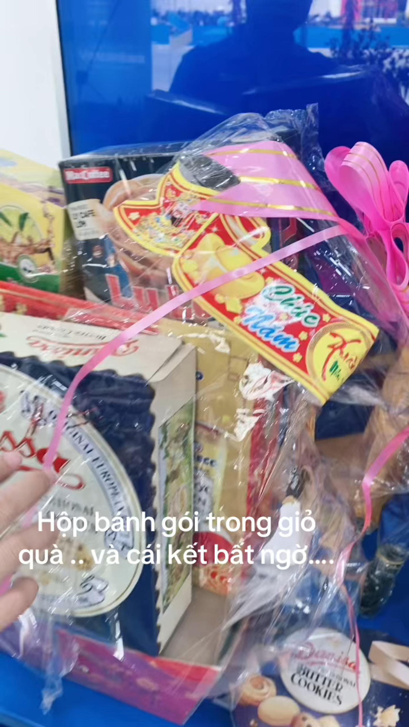 Hộp bánh "vỏ to ruột nhỏ" khiến nhiều người "đứng hình mất 5 giây". Hộp bánh "vỏ to ruột nhỏ" khiến nhiều người "đứng hình mất 5 giây".