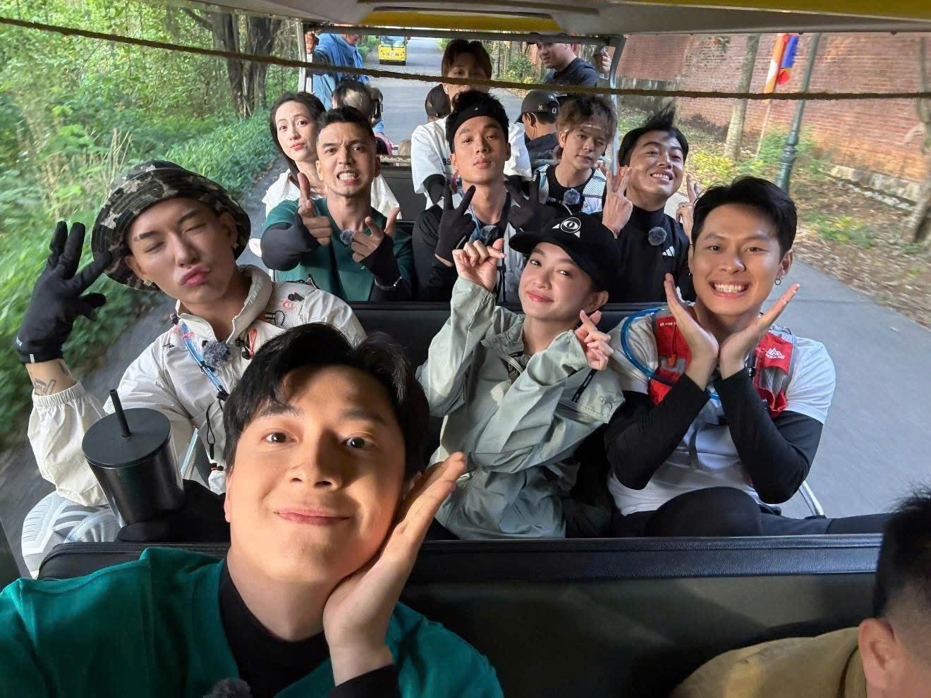 Dàn cast đang bắt đầu ghi hình.