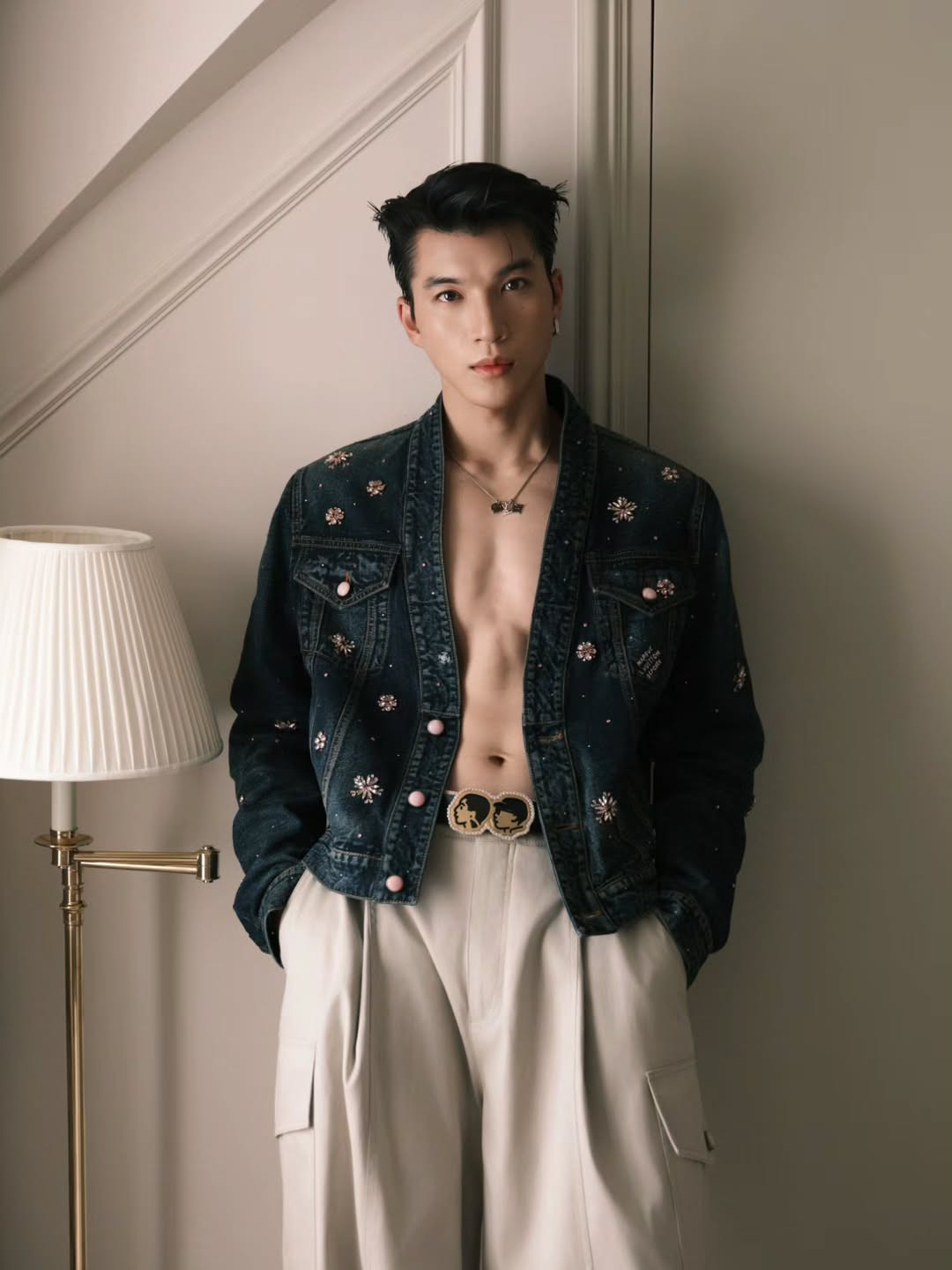 Chiếc áo "hơi giãn" của HIEUTHUHAI khiến fan "bấn loạn". Ảnh: IGNV.