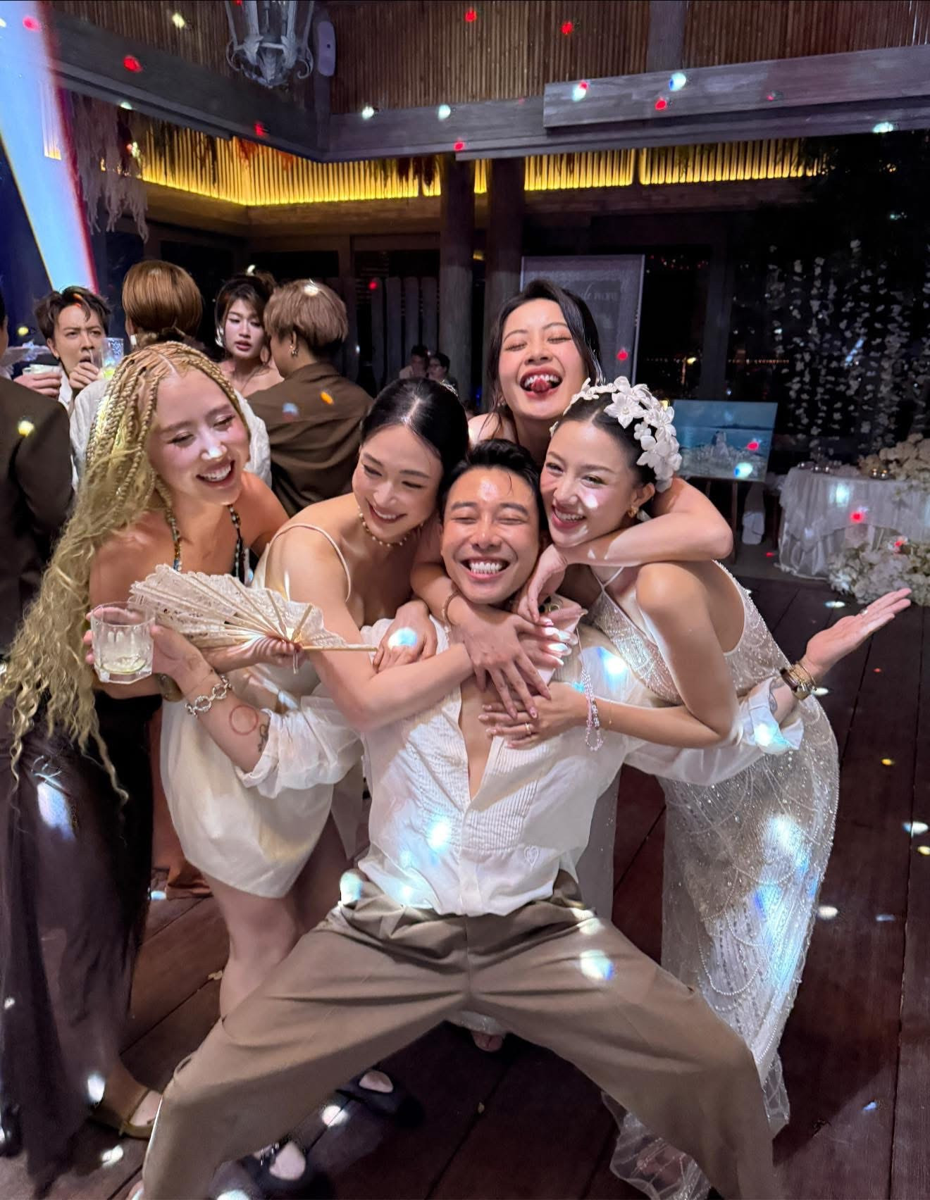 Hình ảnh thân thiết hiếm hoi của hội "F4 Hà thành" sau 5 năm. Hình ảnh thân thiết hiếm hoi của hội "F4 Hà thành" sau 5 năm.