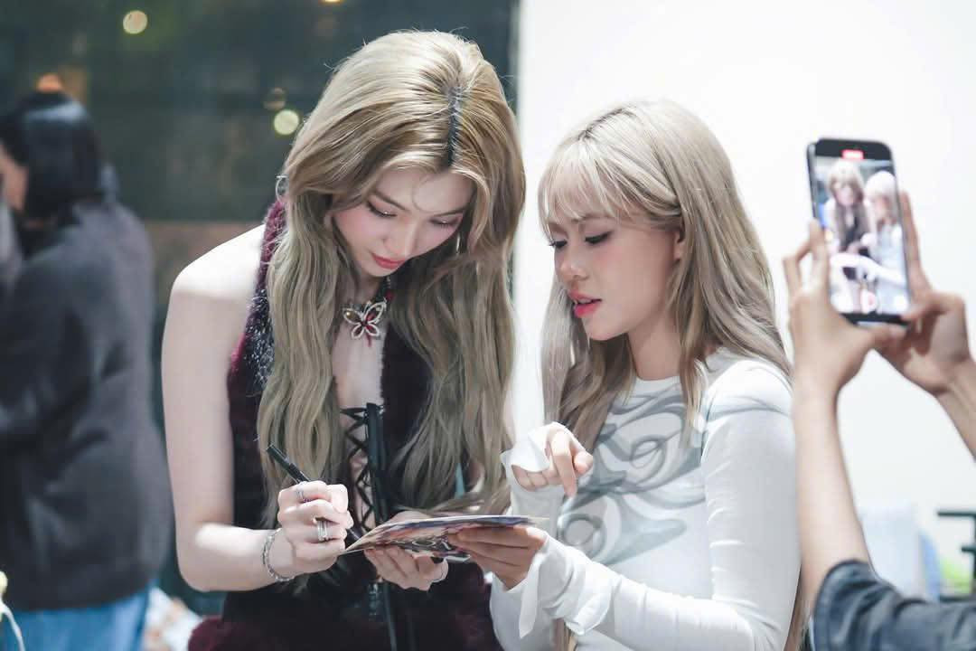 MisThy trở thành MC trong fan meeting của cặp đôi mình yêu thích. MisThy trở thành MC trong fan meeting của cặp đôi mình yêu thích.