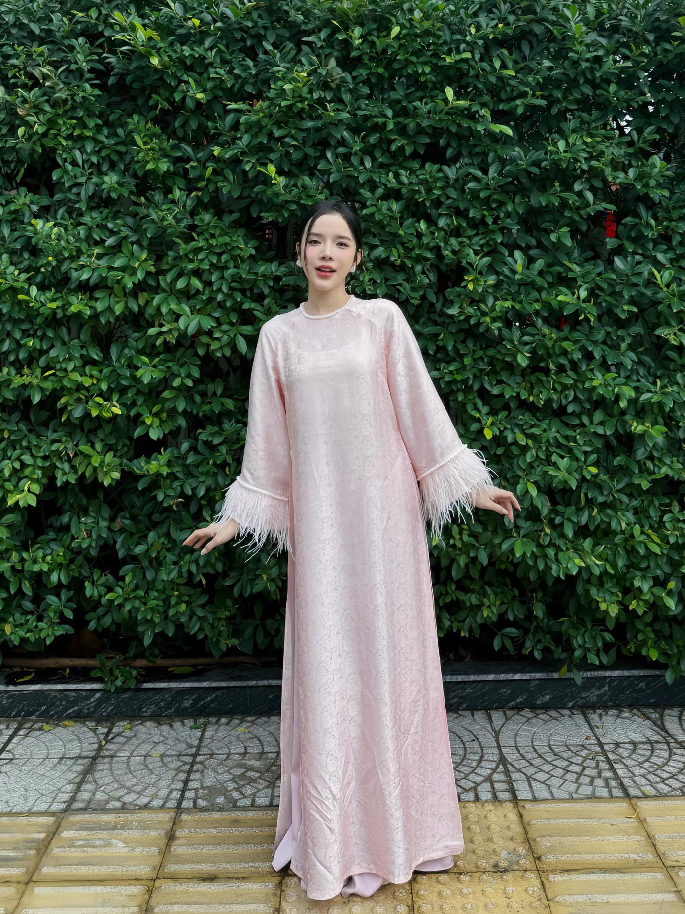 LyLy tạo dáng xinh cùng áo dài Tết. LyLy tạo dáng xinh cùng áo dài Tết.