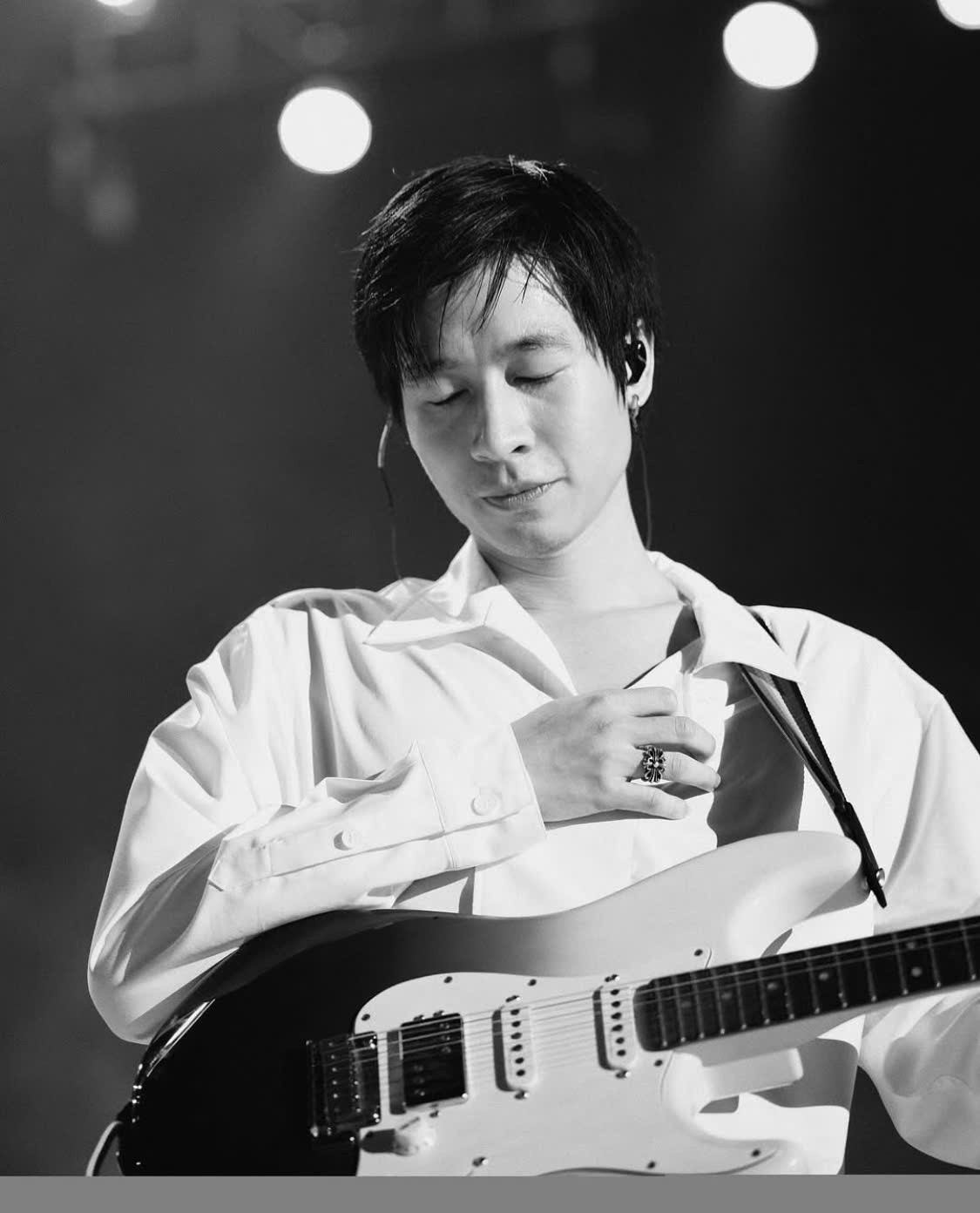 Thắng thường cập nhật quá trình sáng tác và biểu diễn trên Instagram.