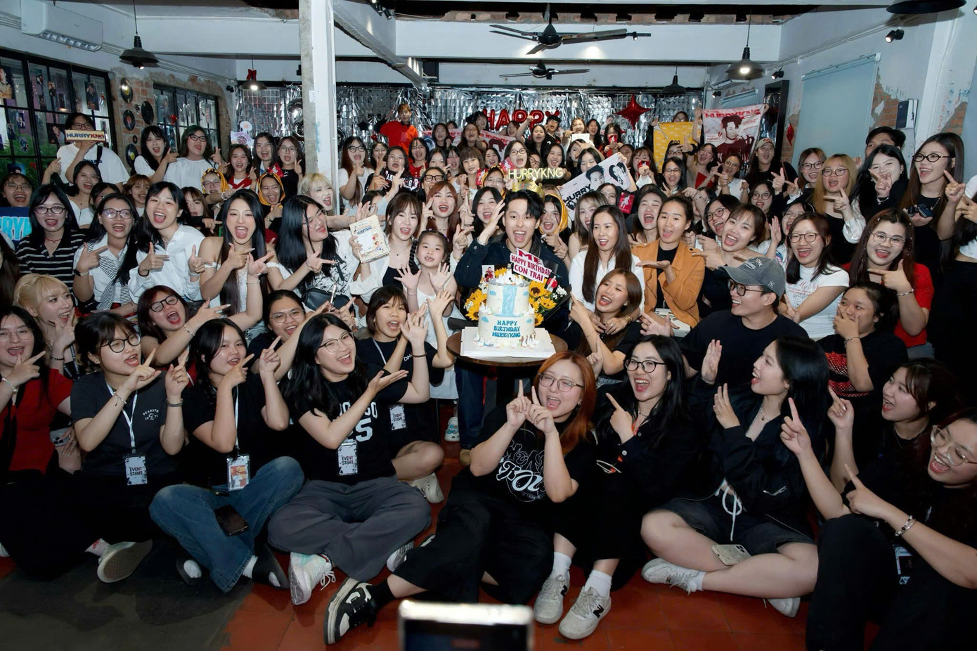 Vừa qua, HURRYKNG đã đón tuổi mới cùng các Goose và gia đình. NCADTT được xem như món quà để nam rapper đáp lại tình cảm của người hâm mộ.