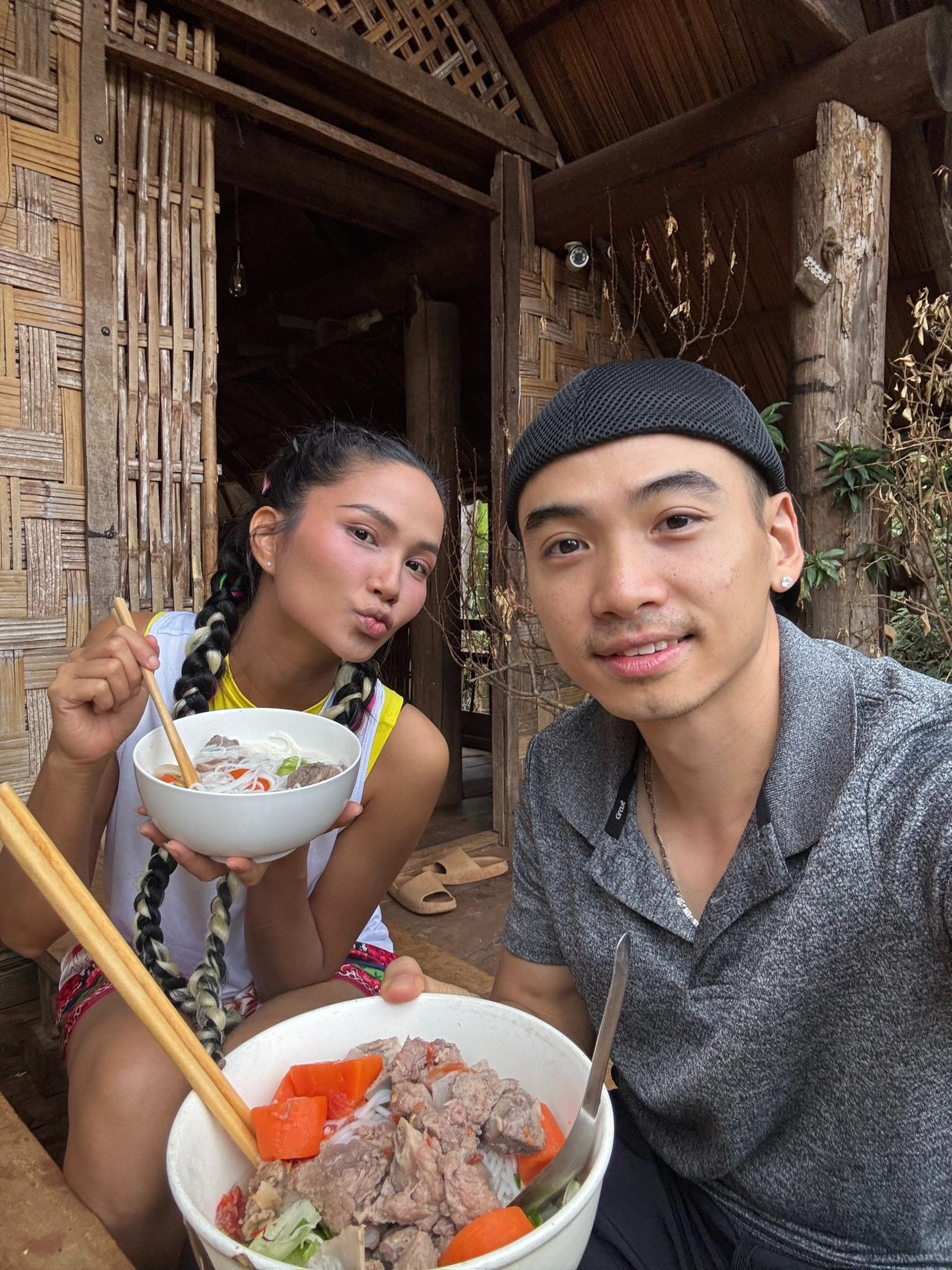 "Gia đình nhỏ, hạnh phúc to" của H'Hen Niê khiến dân tình ngưỡng mộ. Ảnh: FBNV.