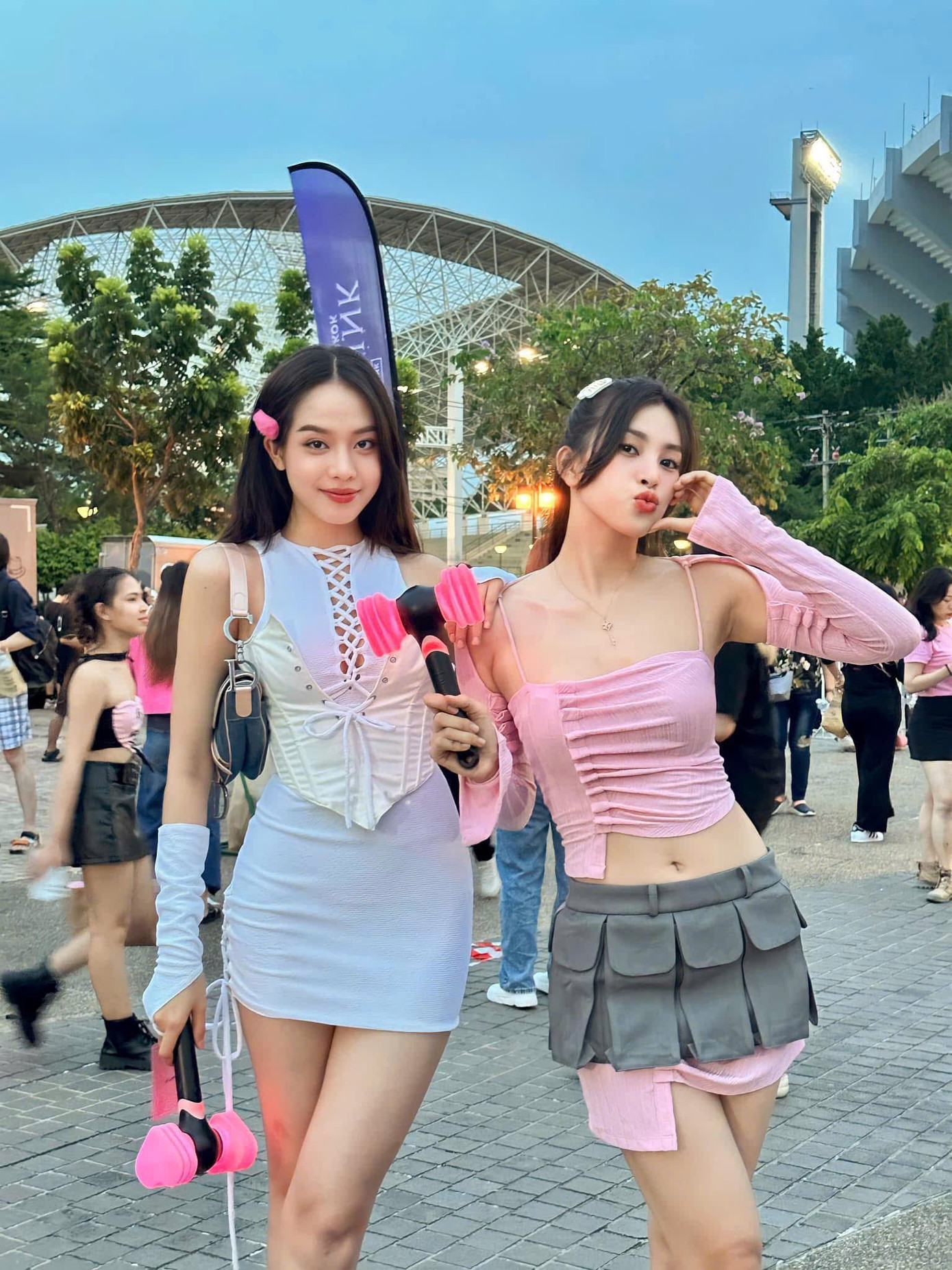 Tiểu Vy và Thanh Thủy vốn thân thiết với nhau. Tiểu Vy và Thanh Thủy vốn thân thiết với nhau.