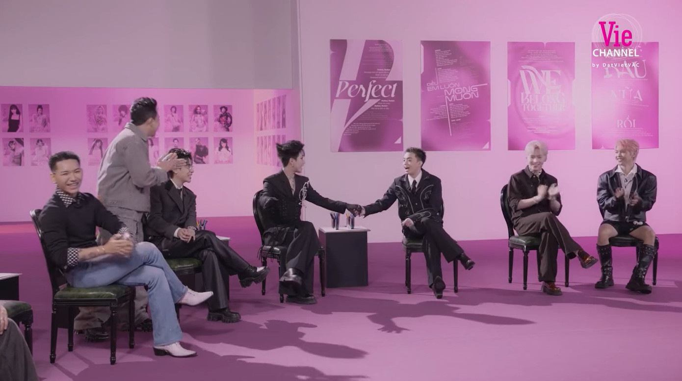 Sự xuất hiện của 7 Anh trai khiến fan nhớ lại “sảnh chờ” năm ngoái - nơi từng quy tụ 30 mỹ nam khuấy đảo mùa hè rực rỡ. Sự xuất hiện của 7 Anh trai khiến fan nhớ lại “sảnh chờ” năm ngoái - nơi từng quy tụ 30 mỹ nam khuấy đảo mùa hè rực rỡ.