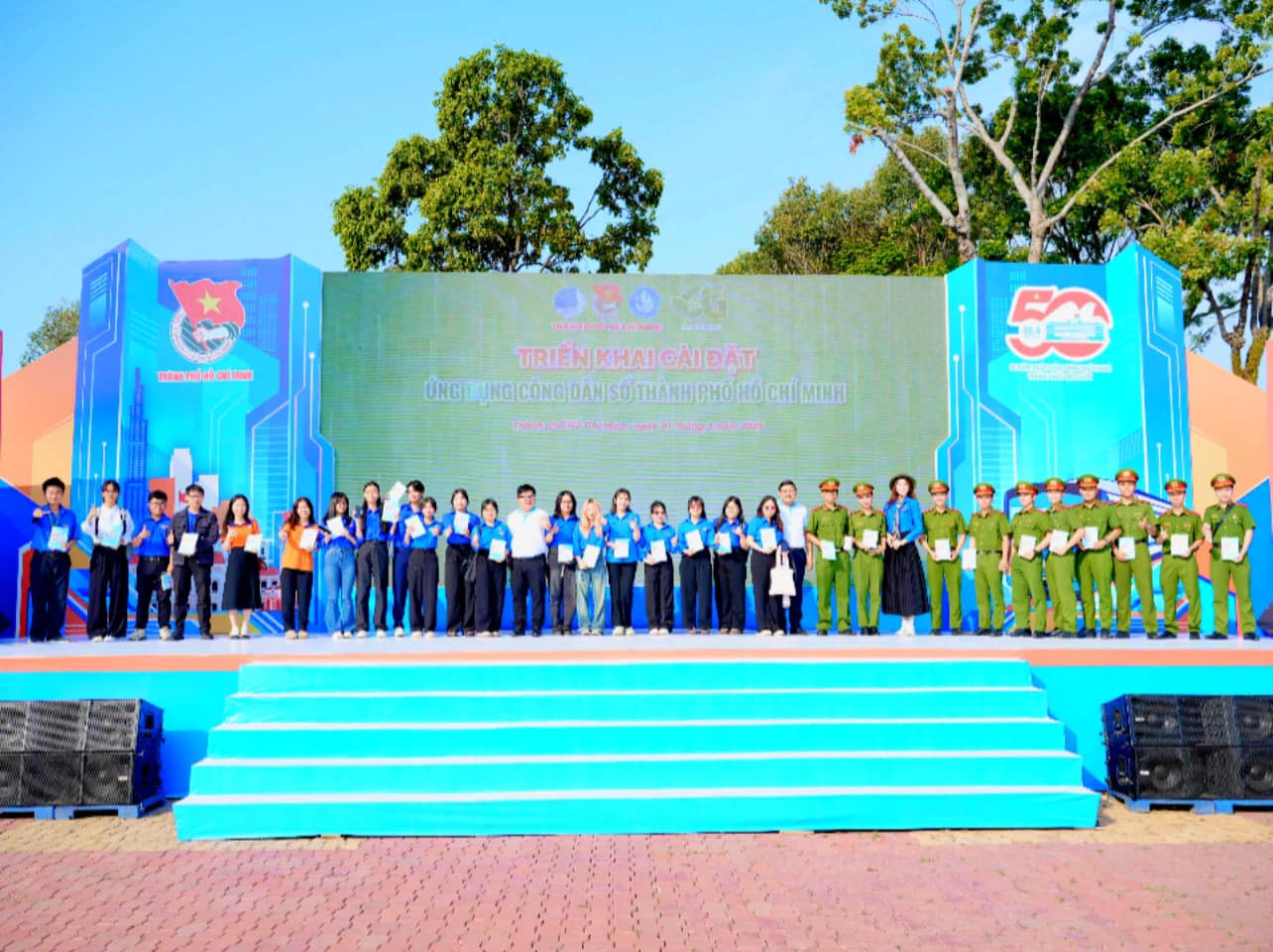 Những bạn trẻ nhanh tay nhất đã được nhận phần quà từ Ban tổ chức. Những bạn trẻ nhanh tay nhất đã được nhận phần quà từ Ban tổ chức.