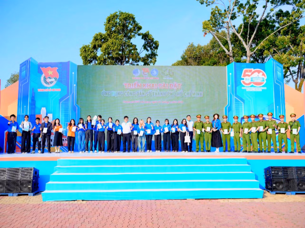 Những bạn trẻ nhanh tay nhất đã được nhận phần quà từ Ban tổ chức.