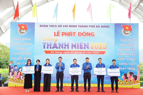 Nhiều công trình thanh niên được trao tặng đến các đơn vị. Nhiều công trình thanh niên được trao tặng đến các đơn vị.