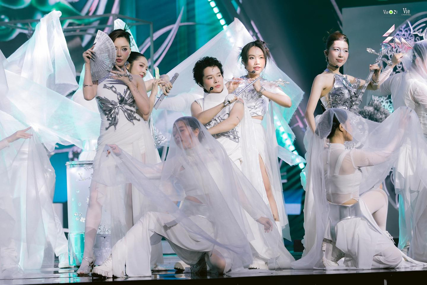 Cả hai vừa giành chiến thắng tại Live Stage 1.