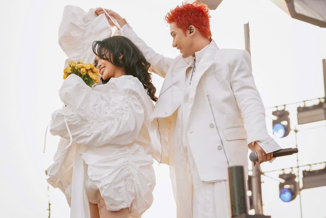 Cặp đôi "trai tài gái sắc" đồng hành từ phòng thu đến sân khấu, không ngại "phát đường" mỗi khi xuất hiện. Cặp đôi "trai tài gái sắc" đồng hành từ phòng thu đến sân khấu, không ngại "phát đường" mỗi khi xuất hiện.