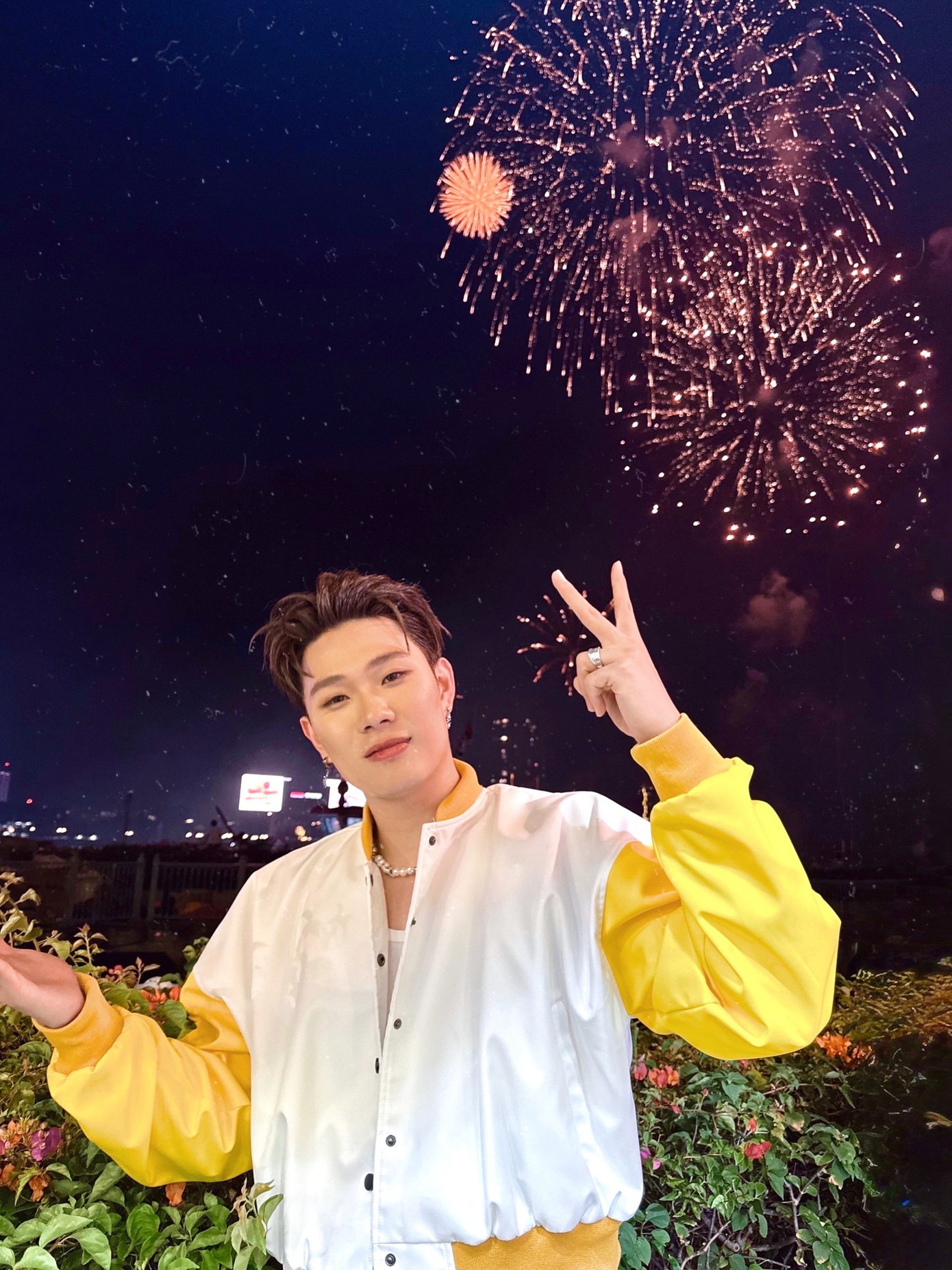 Dương Domic đón năm mới ở bờ sông Sài Gòn. Ảnh: FBNV. Dương Domic đón năm mới ở bờ sông Sài Gòn. Ảnh: FBNV.