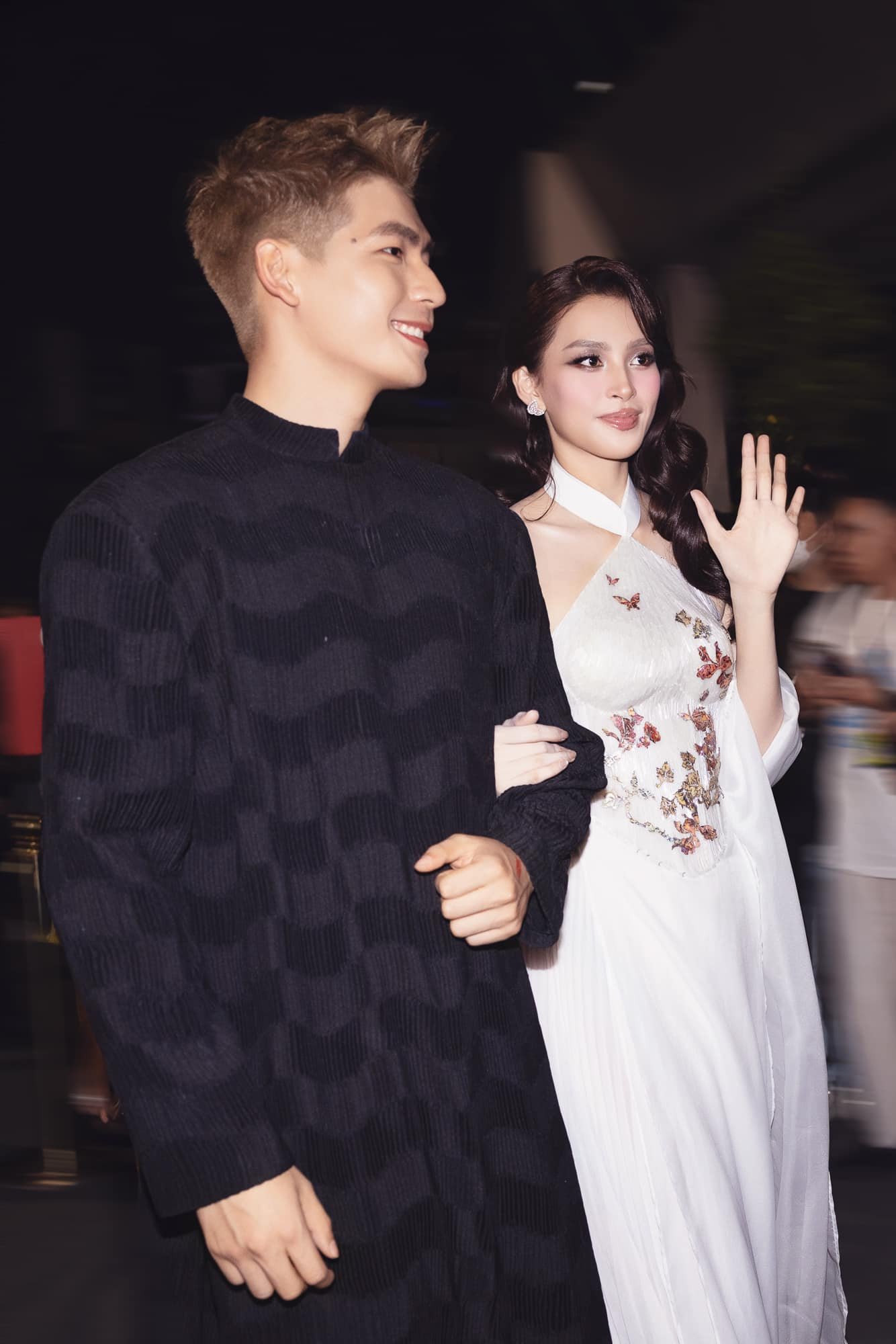 Hoa hậu Tiểu Vy và diễn viên Quốc Anh sánh đôi tại sự kiện. Ảnh: FBNV