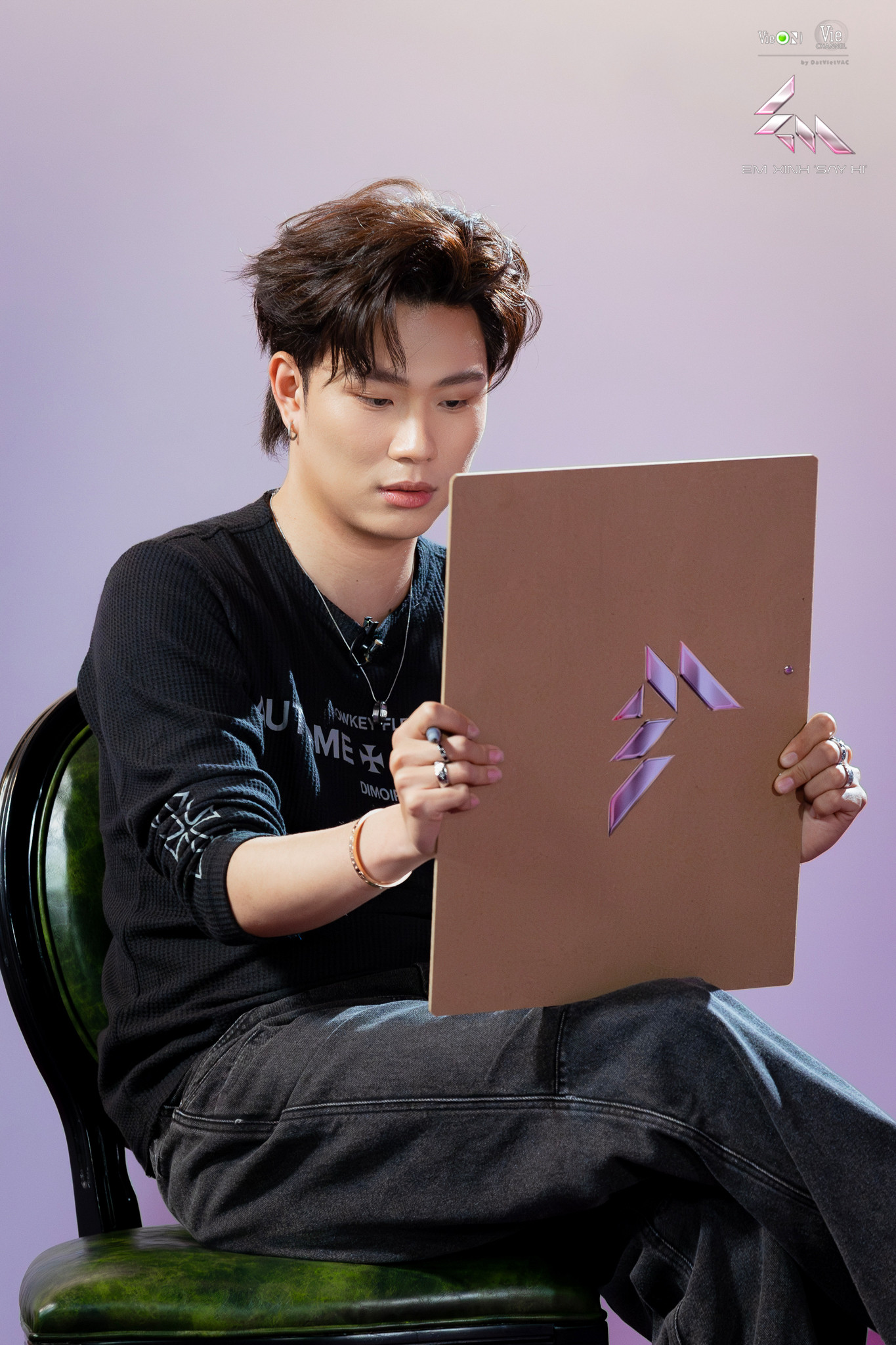 Nếu các Em Xinh đoán đúng, họ sẽ được bắt cặp với người được mô tả trong tranh.