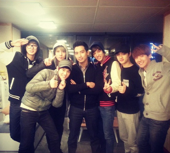 Nhà sản xuất âm nhạc Hyuk Shin và các thành viên của EXO.