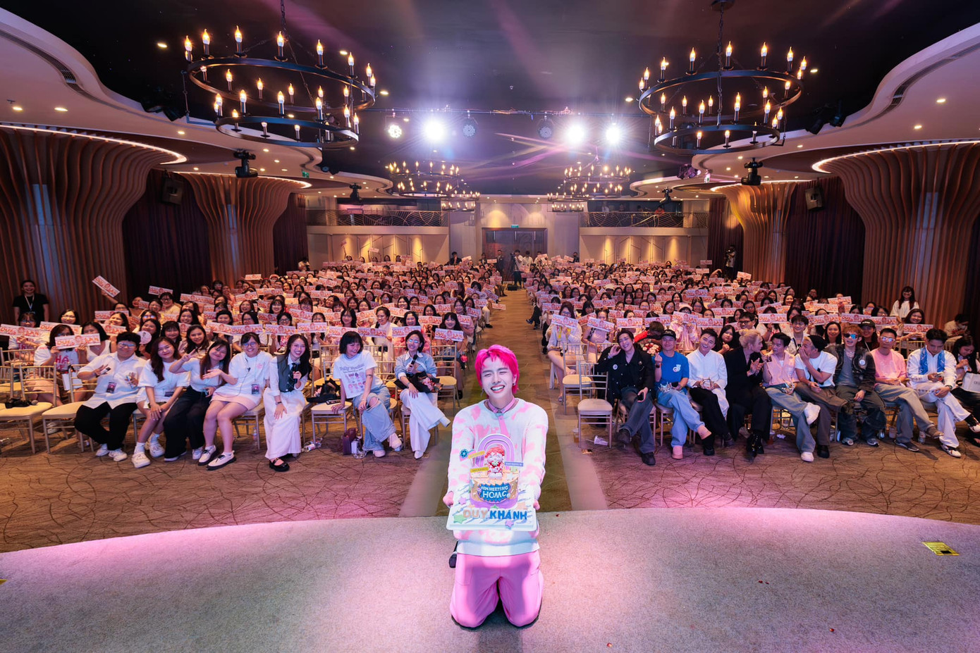 Duy Khánh tổ chức fan meeting tại TP.HCM với sự ủng hộ của các "anh tài" Bùi Công Nam, Tăng Phúc, Neko Lê... Duy Khánh tổ chức fan meeting tại TP.HCM với sự ủng hộ của các "anh tài" Bùi Công Nam, Tăng Phúc, Neko Lê...