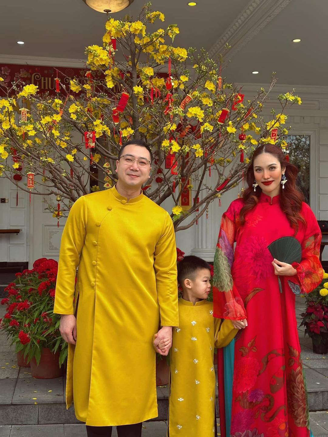 Siêu mẫu Lan Khuê chụp ảnh cùng chồng và con trai. Siêu mẫu Lan Khuê chụp ảnh cùng chồng và con trai.