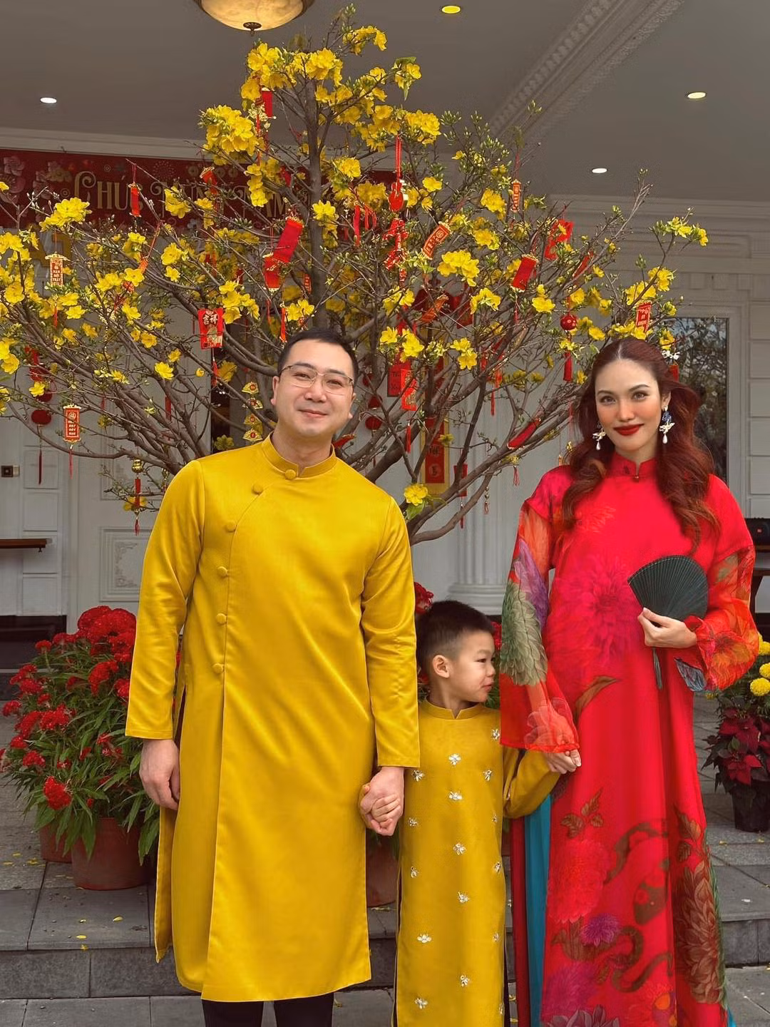 Siêu mẫu Lan Khuê chụp ảnh cùng chồng và con trai.