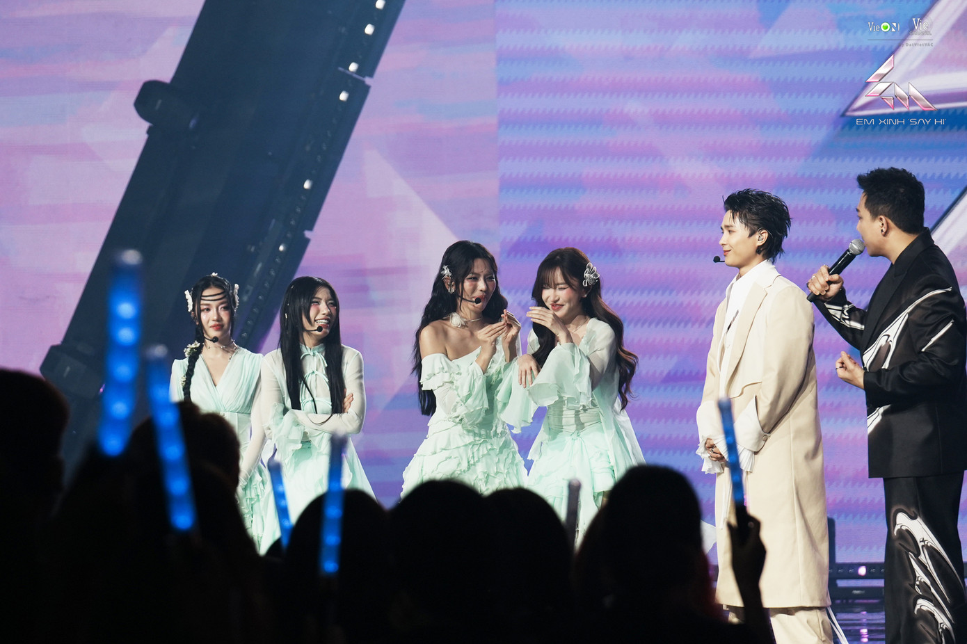 Bích Phương đỏ mặt khi nghe Tăng Duy Tân chia sẻ.