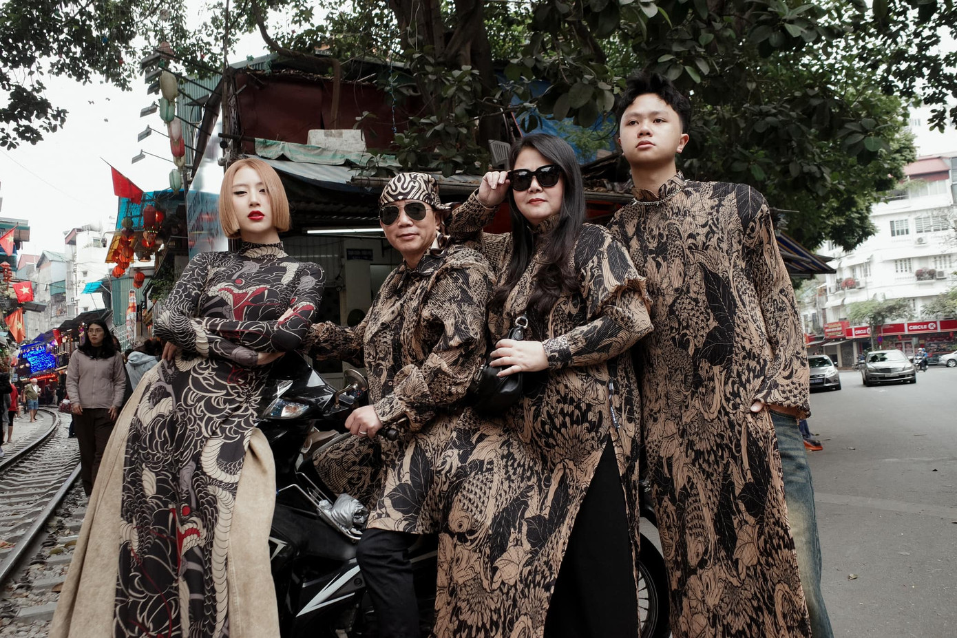 Gia đình Quỳnh Anh Shyn cũng khiến netizen "ồ quao" với concept chụp ảnh Tết năm nay. Nữ fashionista chia sẻ: "Nối tiếp truyền thống gia đình, năm nay nhà em lại tiếp tục với bộ ảnh cả nhà đầu xuân năm mới. Mọi năm xinh xắn quý phái rồi, nay quay lại với cái nết thật sự thôi ạ, "gơn phố, boi phố", phụ huynh phố". Gia đình Quỳnh Anh Shyn cũng khiến netizen "ồ quao" với concept chụp ảnh Tết năm nay. Nữ fashionista chia sẻ: "Nối tiếp truyền thống gia đình, năm nay nhà em lại tiếp tục với bộ ảnh cả nhà đầu xuân năm mới. Mọi năm xinh xắn quý phái rồi, nay quay lại với cái nết thật sự thôi ạ, "gơn phố, boi phố", phụ huynh phố".